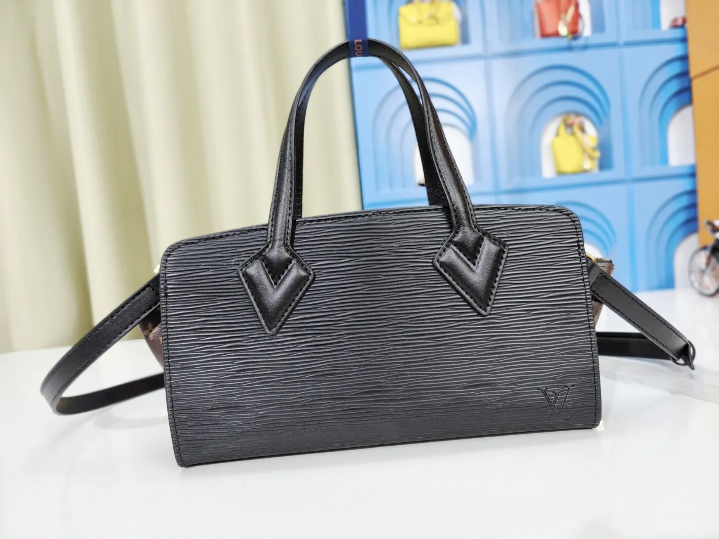 P260💰Upgraded original M11791 M12533 ​​M11789 Louis Vuitton explores the archive inspiration of the original 1992 Varenne handbag, and this time launches the East West version that is suitable for day and night. Epi leather complements the expandable Monogram canvas accordion structure, with ample space and zippered pockets to store personal items, cards and other travel needs. Dimensions: 32.0 x 24.0 x 7.0 cm (length x height x width)