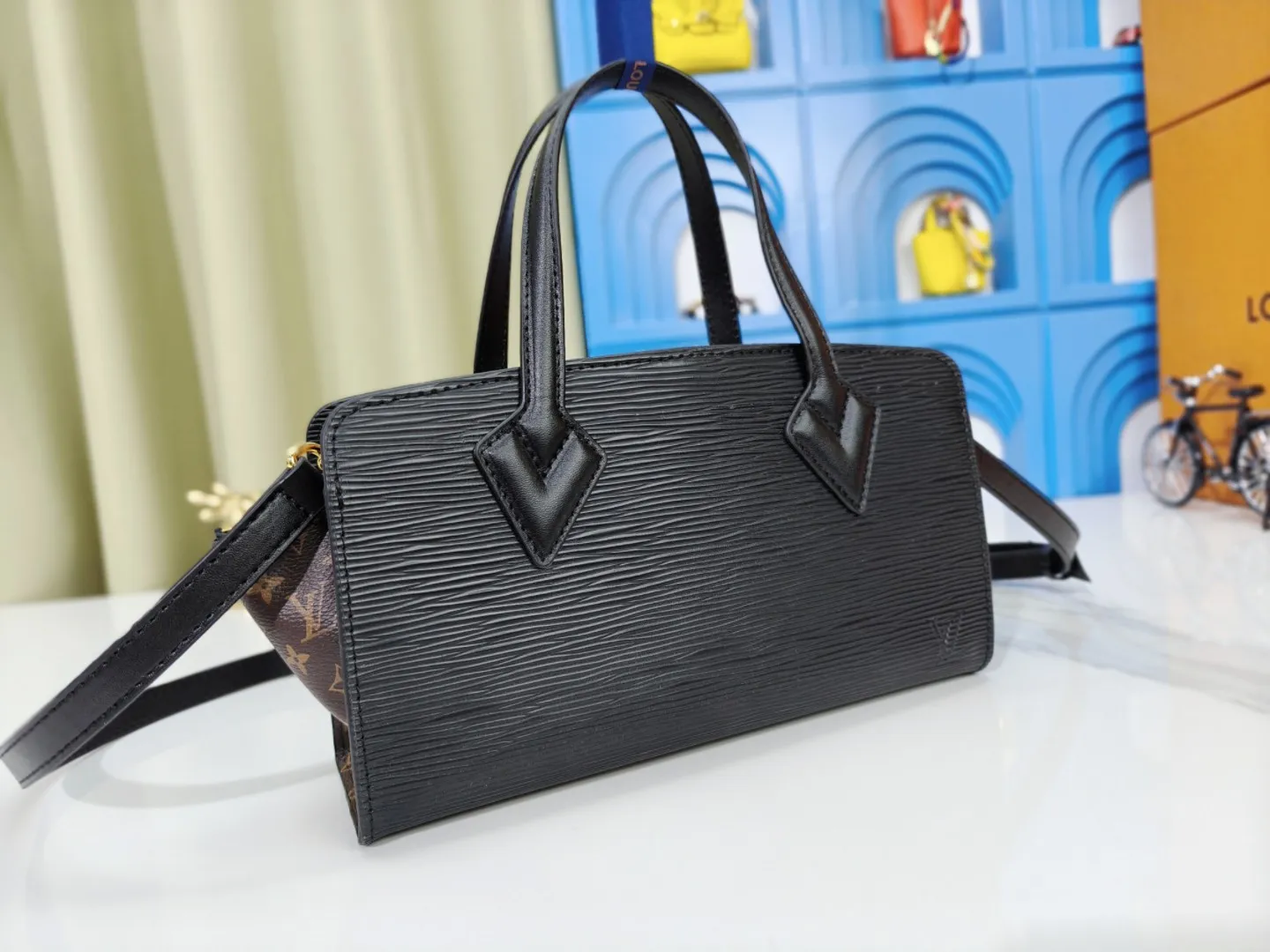 P260💰Upgraded original M11791 M12533 ​​M11789 Louis Vuitton explores the archive inspiration of the original 1992 Varenne handbag, and this time launches the East West version that is suitable for day and night. Epi leather complements the expandable Monogram canvas accordion structure, with ample space and zippered pockets to store personal items, cards and other travel needs. Dimensions: 32.0 x 24.0 x 7.0 cm (length x height x width)
