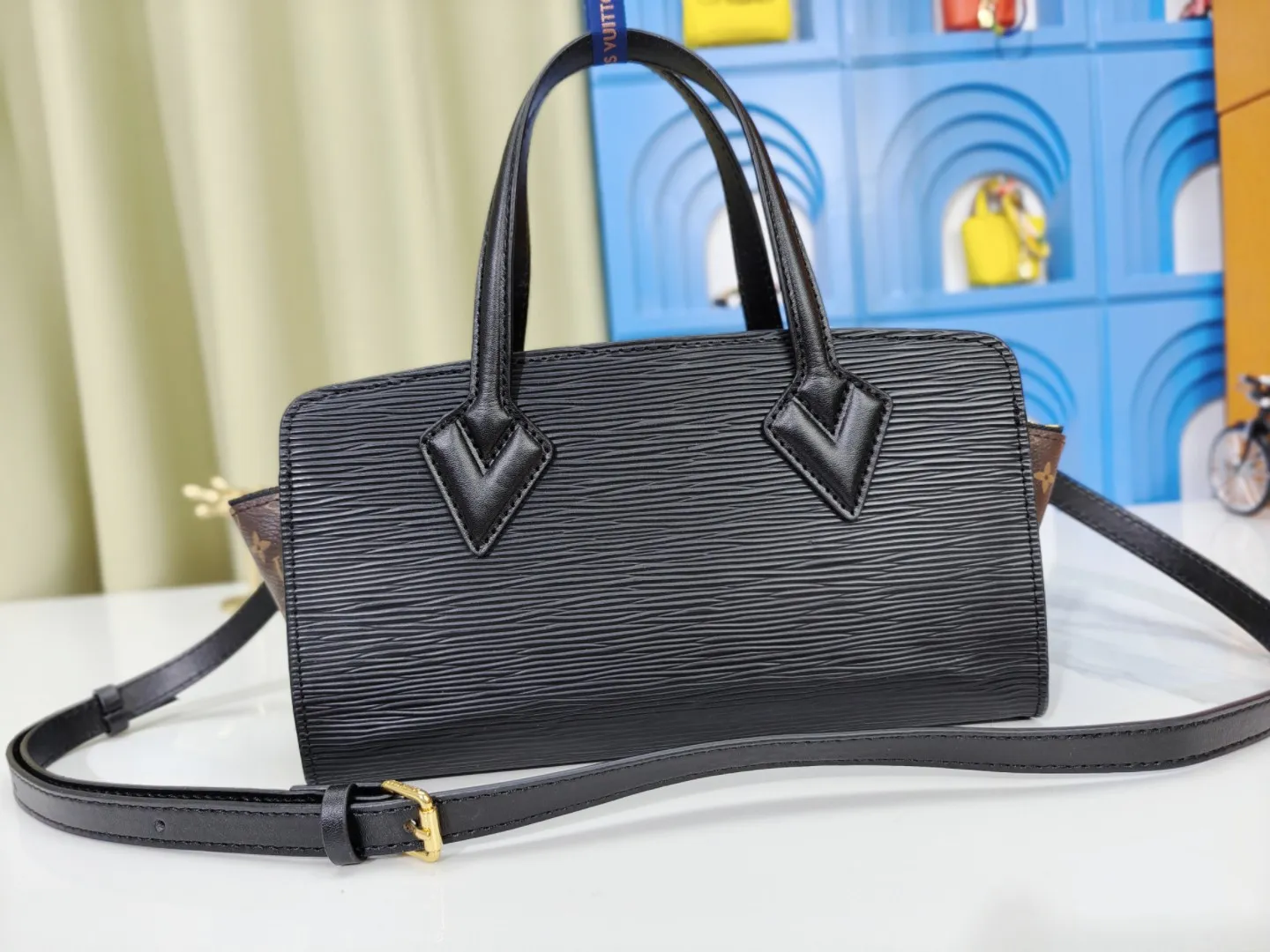 P260💰Upgraded original M11791 M12533 ​​M11789 Louis Vuitton explores the archive inspiration of the original 1992 Varenne handbag, and this time launches the East West version that is suitable for day and night. Epi leather complements the expandable Monogram canvas accordion structure, with ample space and zippered pockets to store personal items, cards and other travel needs. Dimensions: 32.0 x 24.0 x 7.0 cm (length x height x width)