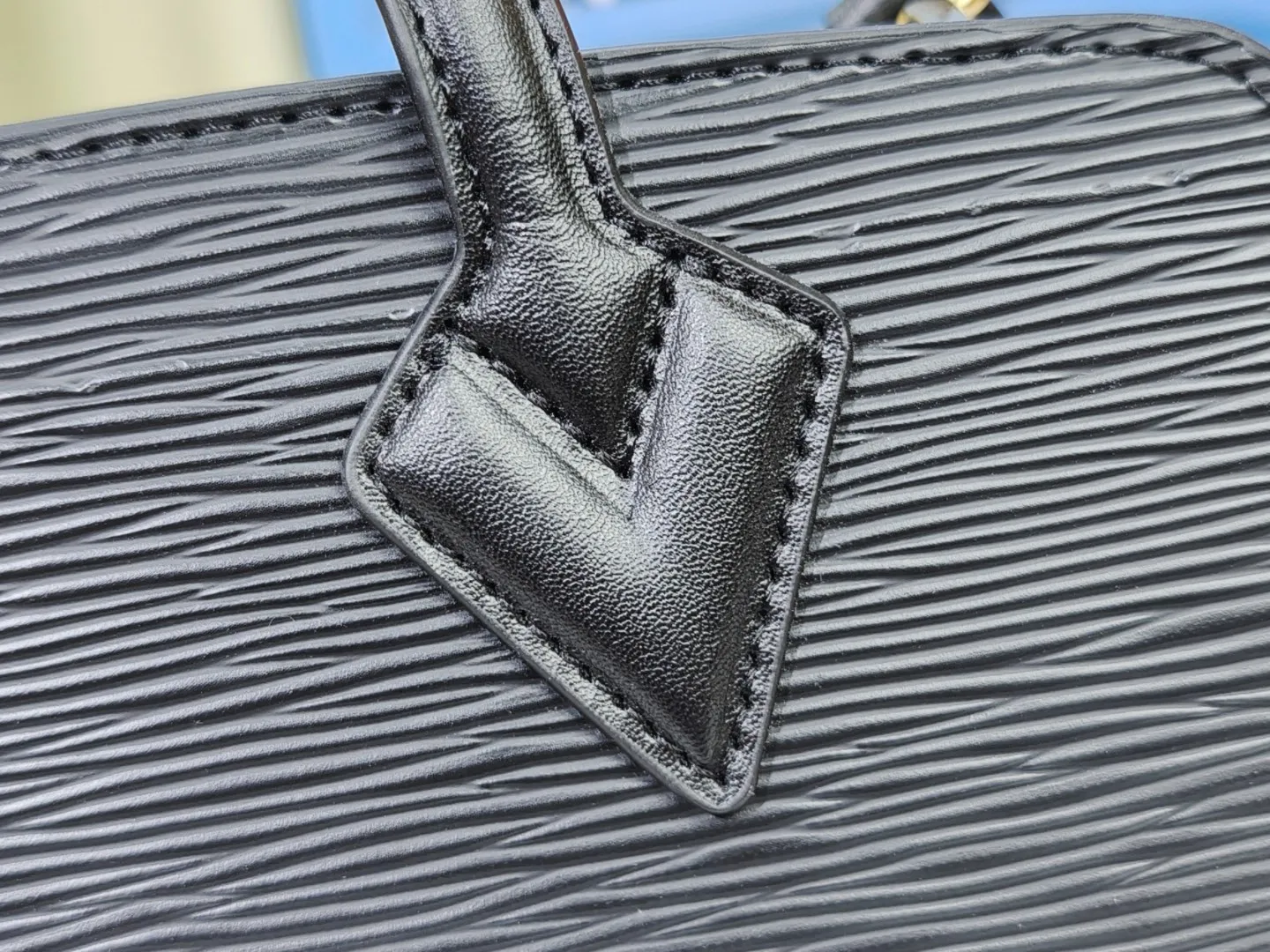 P260💰Upgraded original M11791 M12533 ​​M11789 Louis Vuitton explores the archive inspiration of the original 1992 Varenne handbag, and this time launches the East West version that is suitable for day and night. Epi leather complements the expandable Monogram canvas accordion structure, with ample space and zippered pockets to store personal items, cards and other travel needs. Dimensions: 32.0 x 24.0 x 7.0 cm (length x height x width)