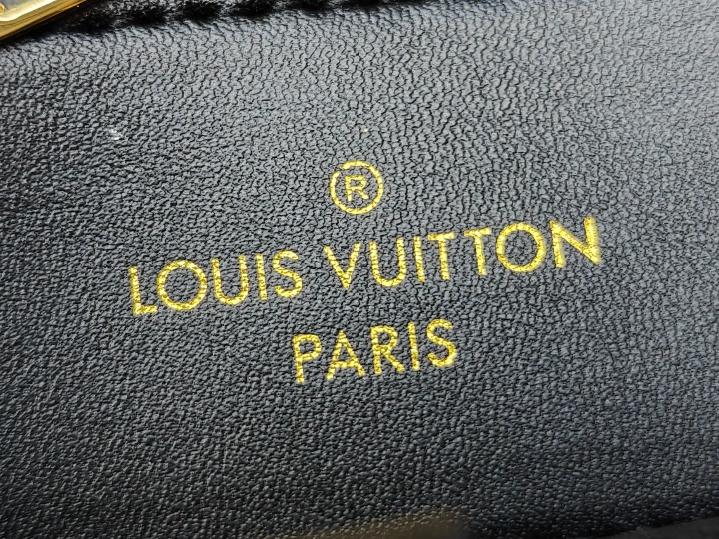 P260💰Upgraded original M11791 M12533 ​​M11789 Louis Vuitton explores the archive inspiration of the original 1992 Varenne handbag, and this time launches the East West version that is suitable for day and night. Epi leather complements the expandable Monogram canvas accordion structure, with ample space and zippered pockets to store personal items, cards and other travel needs. Dimensions: 32.0 x 24.0 x 7.0 cm (length x height x width)