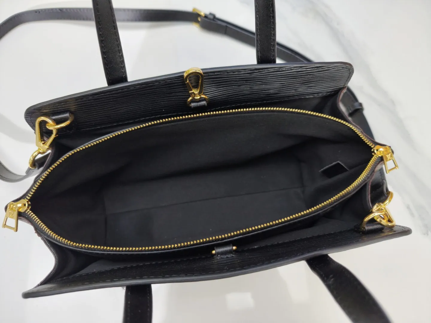 P260💰Upgraded original M11791 M12533 ​​M11789 Louis Vuitton explores the archive inspiration of the original 1992 Varenne handbag, and this time launches the East West version that is suitable for day and night. Epi leather complements the expandable Monogram canvas accordion structure, with ample space and zippered pockets to store personal items, cards and other travel needs. Dimensions: 32.0 x 24.0 x 7.0 cm (length x height x width)