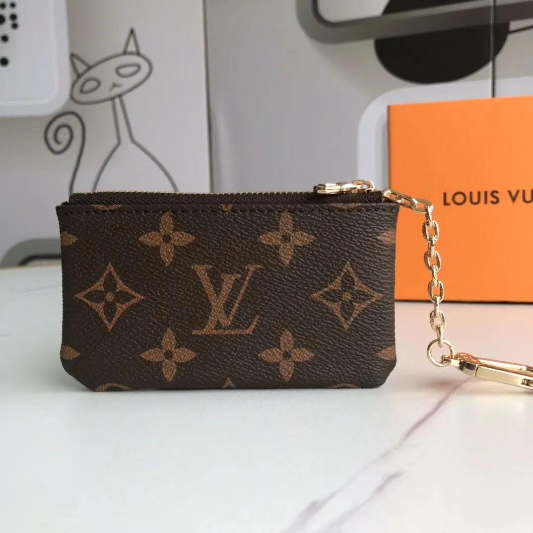 💰90💰This Damier canvas small leather bag can hold change and keys, and can be easily put into a handbag or clothing pocket. Key ring, key hook can be hung on the D-ring provided with most Louis Vuitton handbags, zipper closure, Damier canvas texture and embossed calfskin, shiny gold-tone hardware. 👏👏Model 62650, size: 12x7cm,