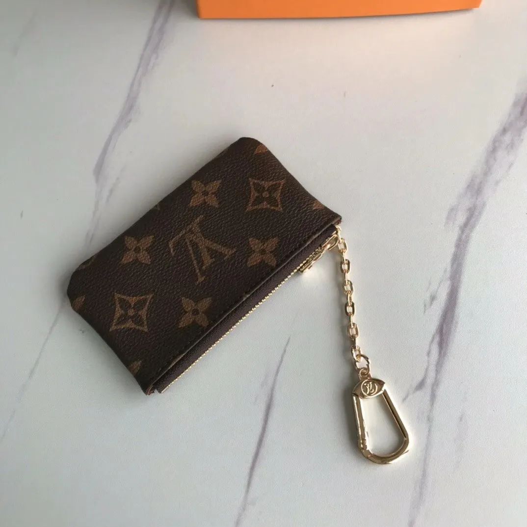 💰90💰This Damier canvas small leather bag can hold change and keys, and can be easily put into a handbag or clothing pocket. Key ring, key hook can be hung on the D-ring provided with most Louis Vuitton handbags, zipper closure, Damier canvas texture and embossed calfskin, shiny gold-tone hardware. 👏👏Model 62650, size: 12x7cm,