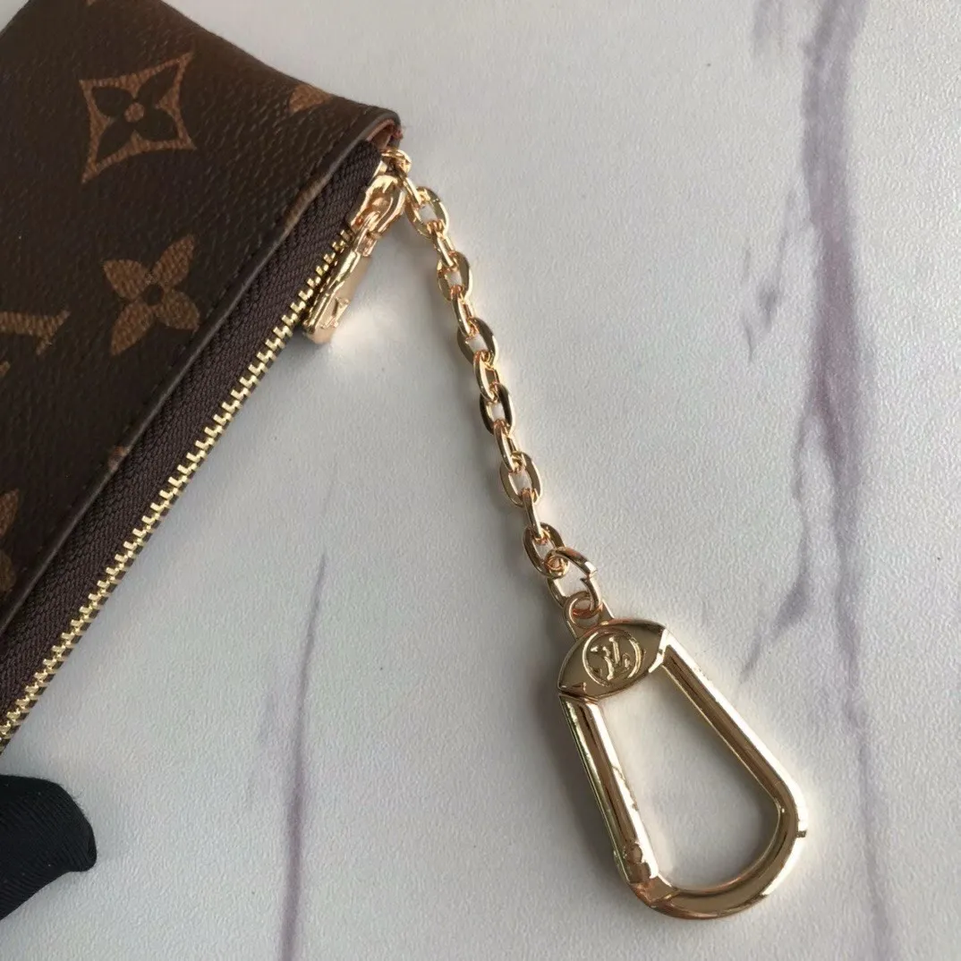 💰90💰This Damier canvas small leather bag can hold change and keys, and can be easily put into a handbag or clothing pocket. Key ring, key hook can be hung on the D-ring provided with most Louis Vuitton handbags, zipper closure, Damier canvas texture and embossed calfskin, shiny gold-tone hardware. 👏👏Model 62650, size: 12x7cm,