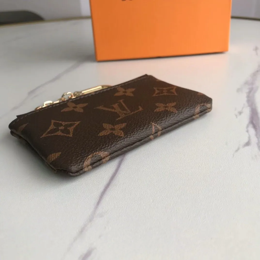 💰90💰This Damier canvas small leather bag can hold change and keys, and can be easily put into a handbag or clothing pocket. Key ring, key hook can be hung on the D-ring provided with most Louis Vuitton handbags, zipper closure, Damier canvas texture and embossed calfskin, shiny gold-tone hardware. 👏👏Model 62650, size: 12x7cm,