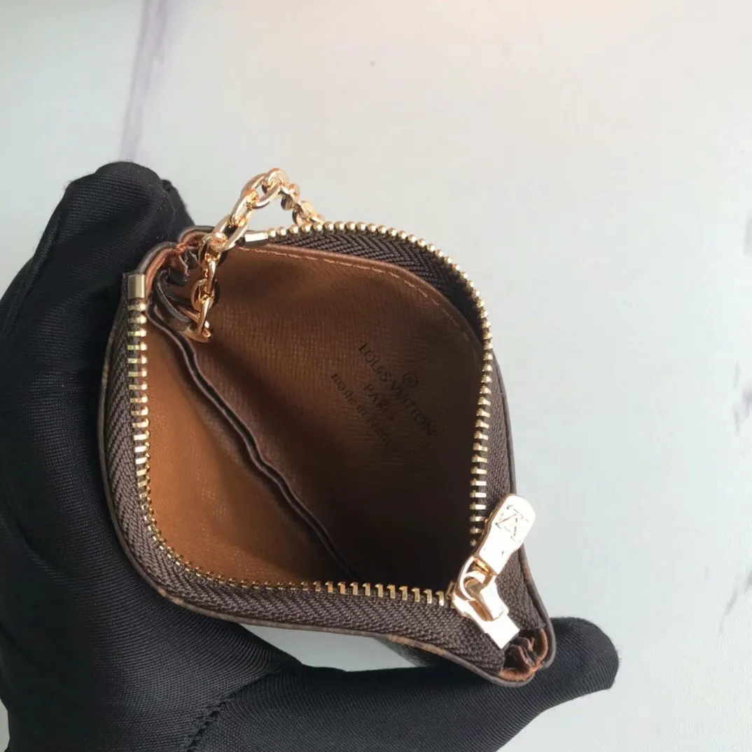 💰90💰This Damier canvas small leather bag can hold change and keys, and can be easily put into a handbag or clothing pocket. Key ring, key hook can be hung on the D-ring provided with most Louis Vuitton handbags, zipper closure, Damier canvas texture and embossed calfskin, shiny gold-tone hardware. 👏👏Model 62650, size: 12x7cm,