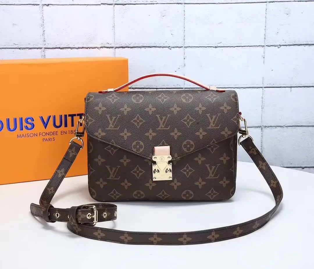 P250 upgraded version, the same model as Fan Bingbing, laser hardware, shoulder straps with opposite flowers, hot-selling model, LV Louis Vuitton M40780 original yellow leather, same style as celebrities. Buy the original model and open the mold. Be sure to do your best, original yellow leather, high-end hardware with imported color-changing leather. French counters have been sold out, high-end quality in the market, unique handwork, welcome to compare the quality as the first choice for gifts, size 25-18-6CM