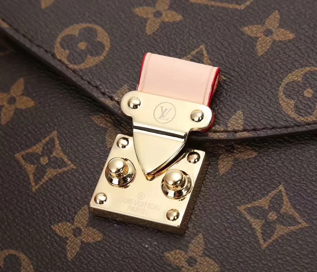 P250 upgraded version, the same model as Fan Bingbing, laser hardware, shoulder straps with opposite flowers, hot-selling model, LV Louis Vuitton M40780 original yellow leather, same style as celebrities. Buy the original model and open the mold. Be sure to do your best, original yellow leather, high-end hardware with imported color-changing leather. French counters have been sold out, high-end quality in the market, unique handwork, welcome to compare the quality as the first choice for gifts, size 25-18-6CM