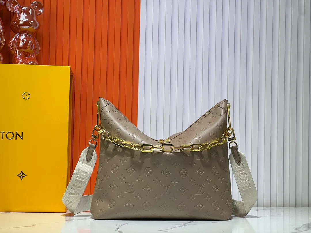 Batch 260💰Upgraded original M12068 M12071 M12072 This new Coussin series of hobo bags combines fashion and functionality, and combines the series’ iconic design elements. The bag is made of smooth cotton-paved leather and is embossed with the brand's Monogram pattern. The signature thick chain strap is accented with gold-tone hardware, while the wide detachable textile shoulder strap allows you to carry it in different ways. This versatile style is large enough to hold a laptop and features a removable zip pocket. Dimensions: 38x33x10 cm