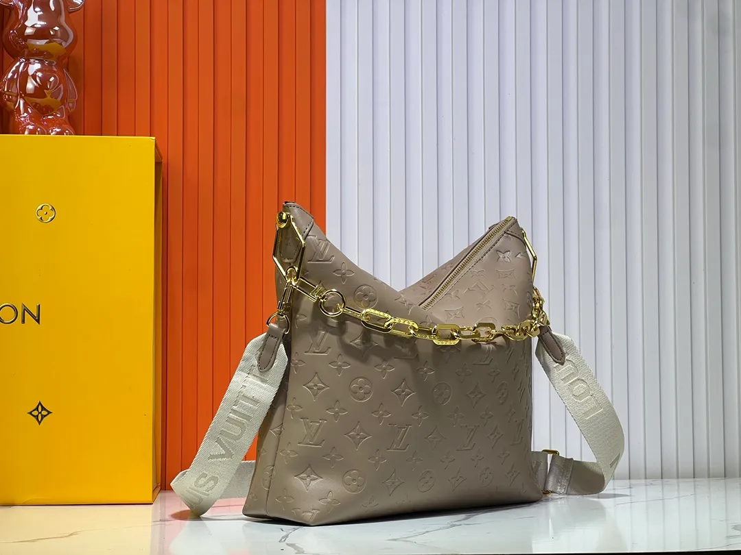 Batch 260💰Upgraded original M12068 M12071 M12072 This new Coussin series of hobo bags combines fashion and functionality, and combines the series’ iconic design elements. The bag is made of smooth cotton-paved leather and is embossed with the brand's Monogram pattern. The signature thick chain strap is accented with gold-tone hardware, while the wide detachable textile shoulder strap allows you to carry it in different ways. This versatile style is large enough to hold a laptop and features a removable zip pocket. Dimensions: 38x33x10 cm