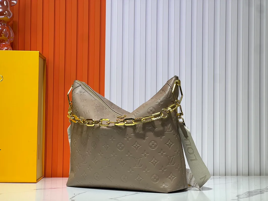 Batch 260💰Upgraded original M12068 M12071 M12072 This new Coussin series of hobo bags combines fashion and functionality, and combines the series’ iconic design elements. The bag is made of smooth cotton-paved leather and is embossed with the brand's Monogram pattern. The signature thick chain strap is accented with gold-tone hardware, while the wide detachable textile shoulder strap allows you to carry it in different ways. This versatile style is large enough to hold a laptop and features a removable zip pocket. Dimensions: 38x33x10 cm