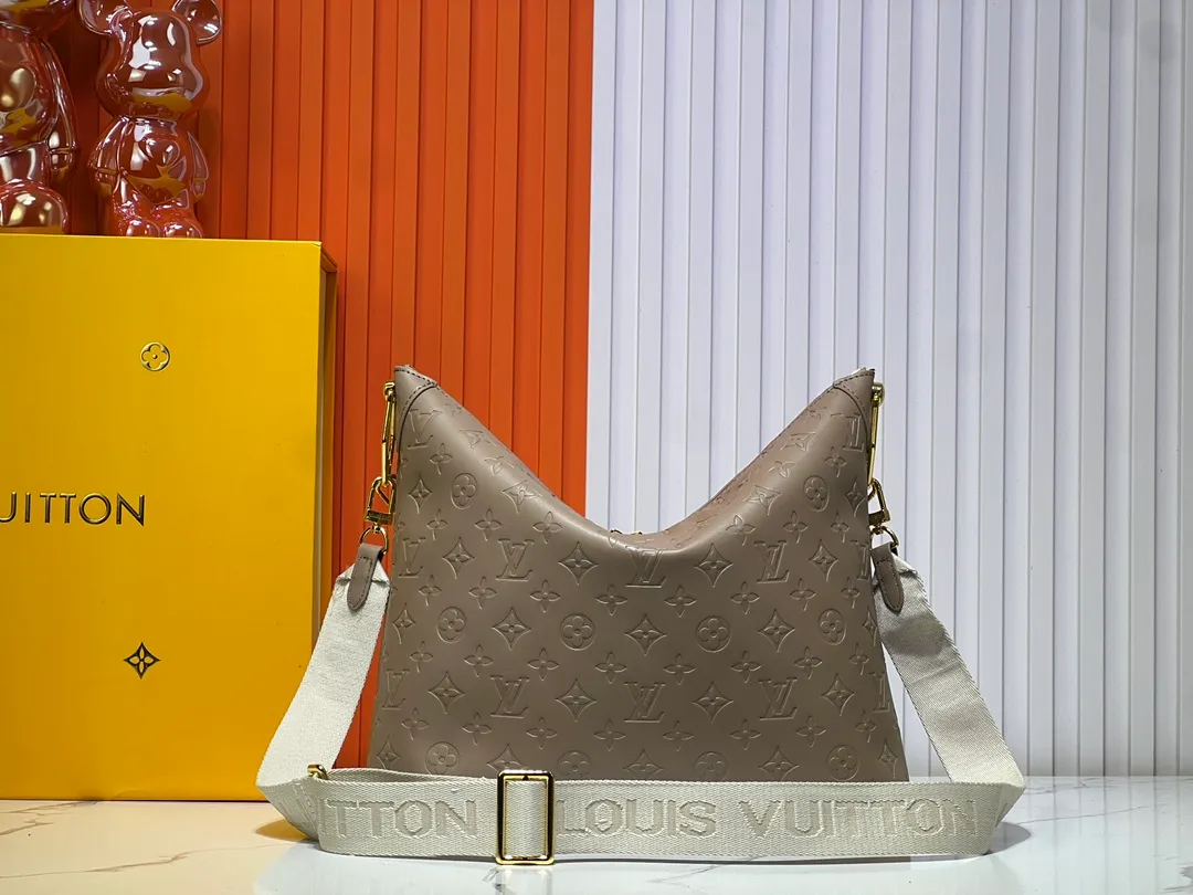 Batch 260💰Upgraded original M12068 M12071 M12072 This new Coussin series of hobo bags combines fashion and functionality, and combines the series’ iconic design elements. The bag is made of smooth cotton-paved leather and is embossed with the brand's Monogram pattern. The signature thick chain strap is accented with gold-tone hardware, while the wide detachable textile shoulder strap allows you to carry it in different ways. This versatile style is large enough to hold a laptop and features a removable zip pocket. Dimensions: 38x33x10 cm