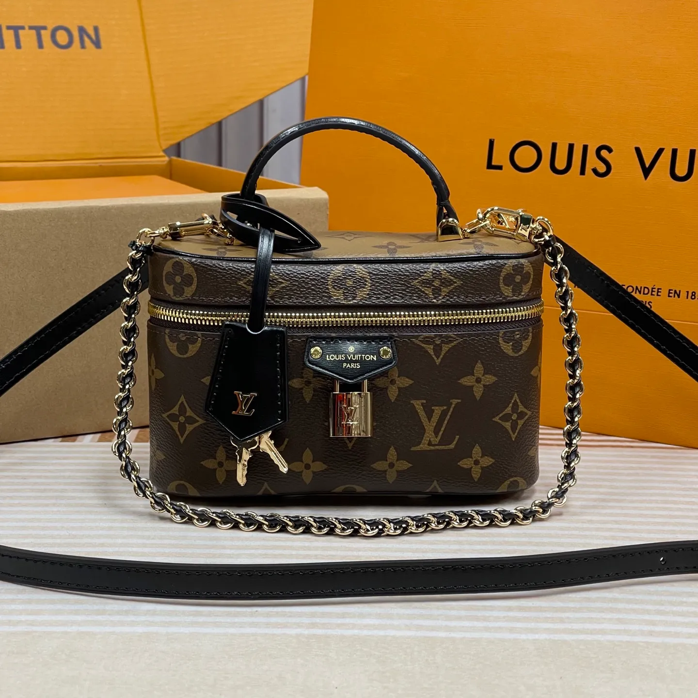 [Upgraded version] P580💰Upgraded version ·High quality·Semi-steel hardware·Model M47125❣️With complete packaging❣️VANITY CHAIN ​​POUCH handbag The Vanity Chain Pouch handbag draws inspiration from the classic cosmetic case and interprets the spirit of travel with Monogram canvas. The top handle and detachable braided chain are infused with leather elements, complementing the clean lines of the bag. The LV inscribed padlock and leather key holder continue the iconic details. Dimensions: 19 x 11.5 x 6.5 cm