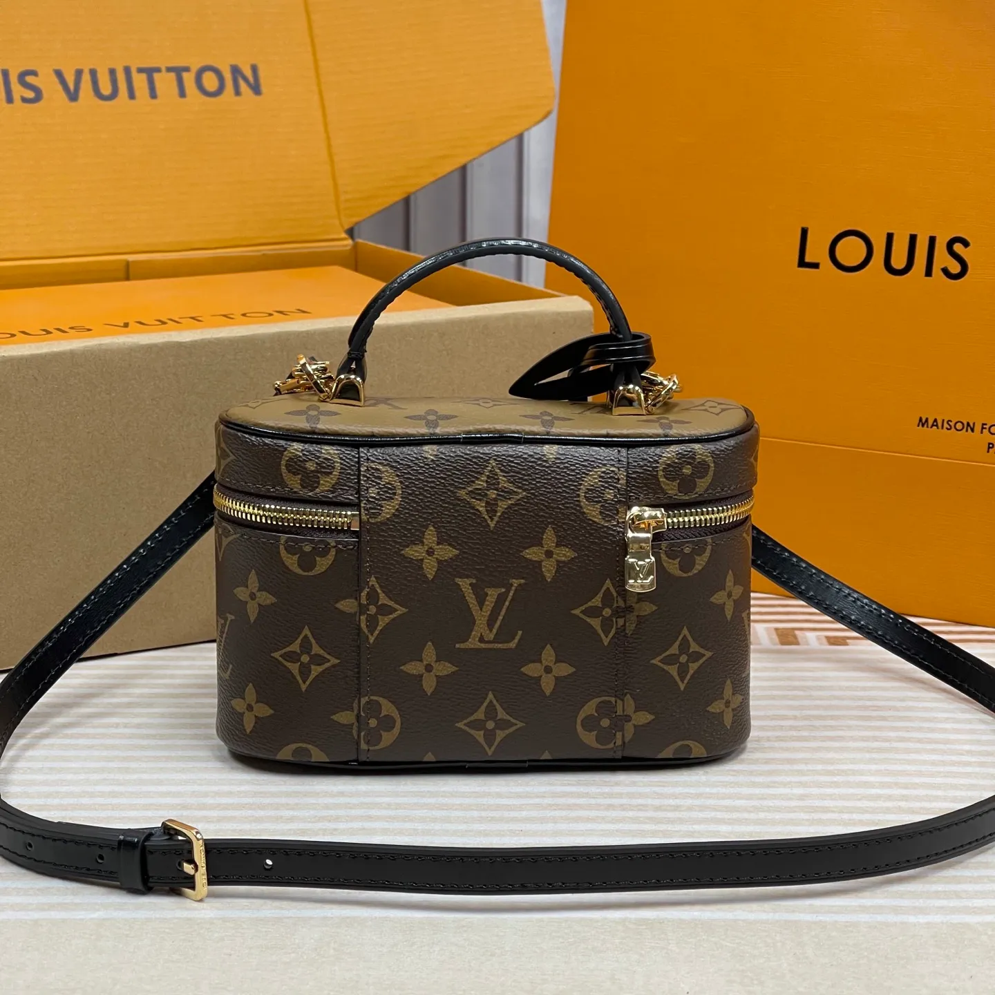 [Upgraded version] P580💰Upgraded version ·High quality·Semi-steel hardware·Model M47125❣️With complete packaging❣️VANITY CHAIN ​​POUCH handbag The Vanity Chain Pouch handbag draws inspiration from the classic cosmetic case and interprets the spirit of travel with Monogram canvas. The top handle and detachable braided chain are infused with leather elements, complementing the clean lines of the bag. The LV inscribed padlock and leather key holder continue the iconic details. Dimensions: 19 x 11.5 x 6.5 cm