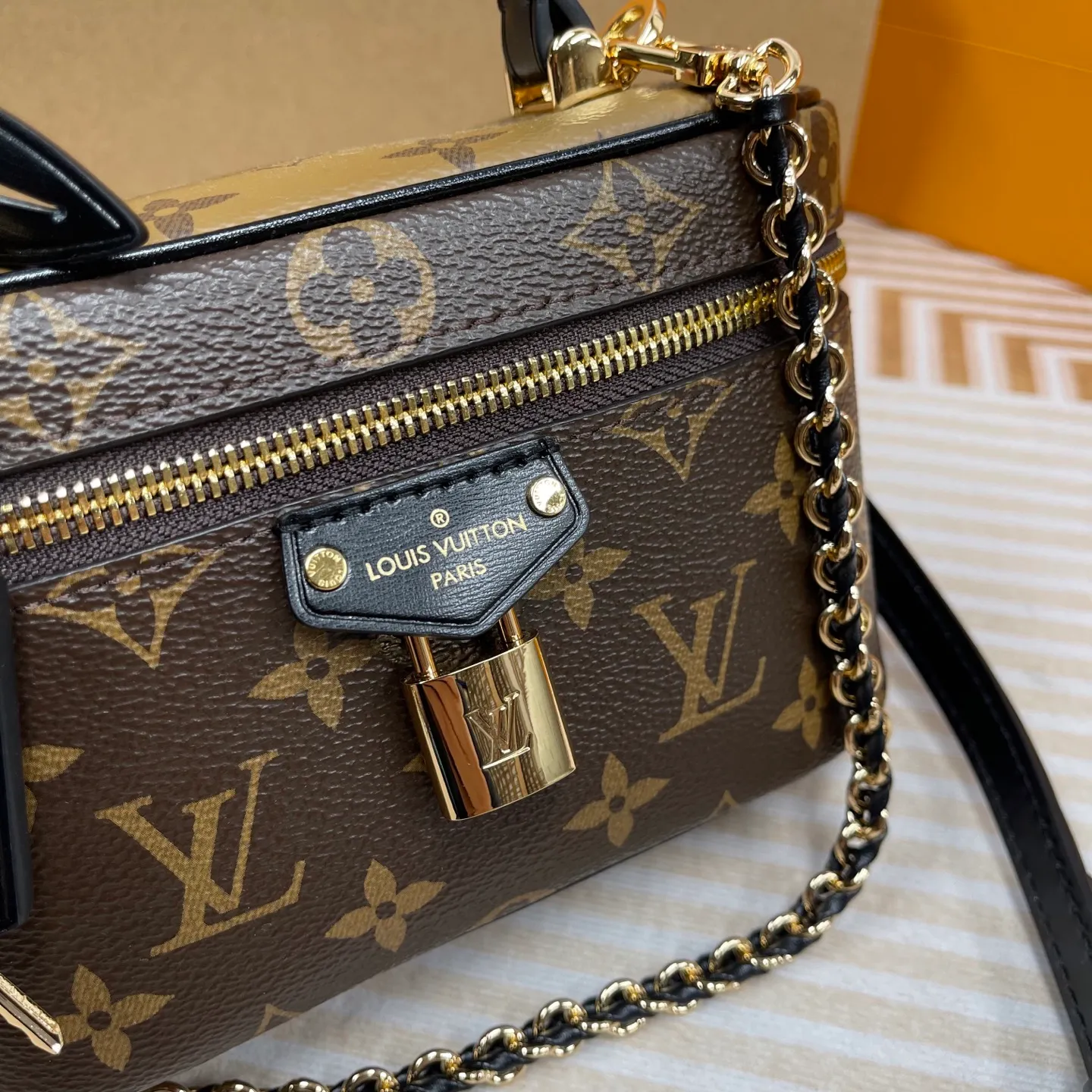 [Upgraded version] P580💰Upgraded version ·High quality·Semi-steel hardware·Model M47125❣️With complete packaging❣️VANITY CHAIN ​​POUCH handbag The Vanity Chain Pouch handbag draws inspiration from the classic cosmetic case and interprets the spirit of travel with Monogram canvas. The top handle and detachable braided chain are infused with leather elements, complementing the clean lines of the bag. The LV inscribed padlock and leather key holder continue the iconic details. Dimensions: 19 x 11.5 x 6.5 cm