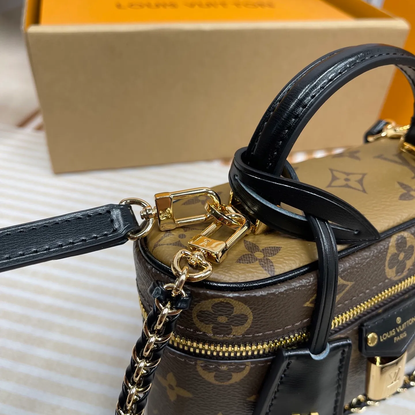 [Upgraded version] P580💰Upgraded version ·High quality·Semi-steel hardware·Model M47125❣️With complete packaging❣️VANITY CHAIN ​​POUCH handbag The Vanity Chain Pouch handbag draws inspiration from the classic cosmetic case and interprets the spirit of travel with Monogram canvas. The top handle and detachable braided chain are infused with leather elements, complementing the clean lines of the bag. The LV inscribed padlock and leather key holder continue the iconic details. Dimensions: 19 x 11.5 x 6.5 cm