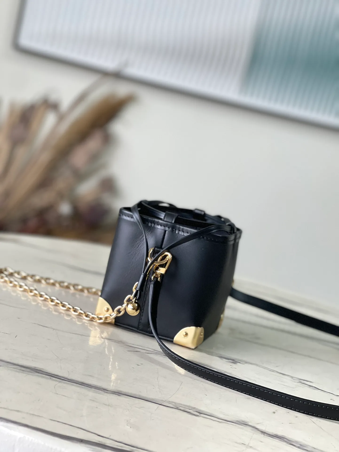 💰900 (first layer of leather) top original order M82886 black leather mini bucket bag siomai bag series Zjs jh Online Only Modern and sophisticated Noeps presented in Monogram Reverse canvas material A project specially made by designer Nicola Jaskier to commemorate the fashion show held in South Korea A compact design reminiscent of the traditional Korean pocket "luck bag" that symbolizes good fortune Detailed features that have the inherent sensibility of the house, such as the L* hoop and trunk-inspired metal corners. A luxurious bag suitable for everyday looks and evening wear. As a limited edition. A product that can only be purchased online now. Size: 11.5 x 11.5 x 11.5cm