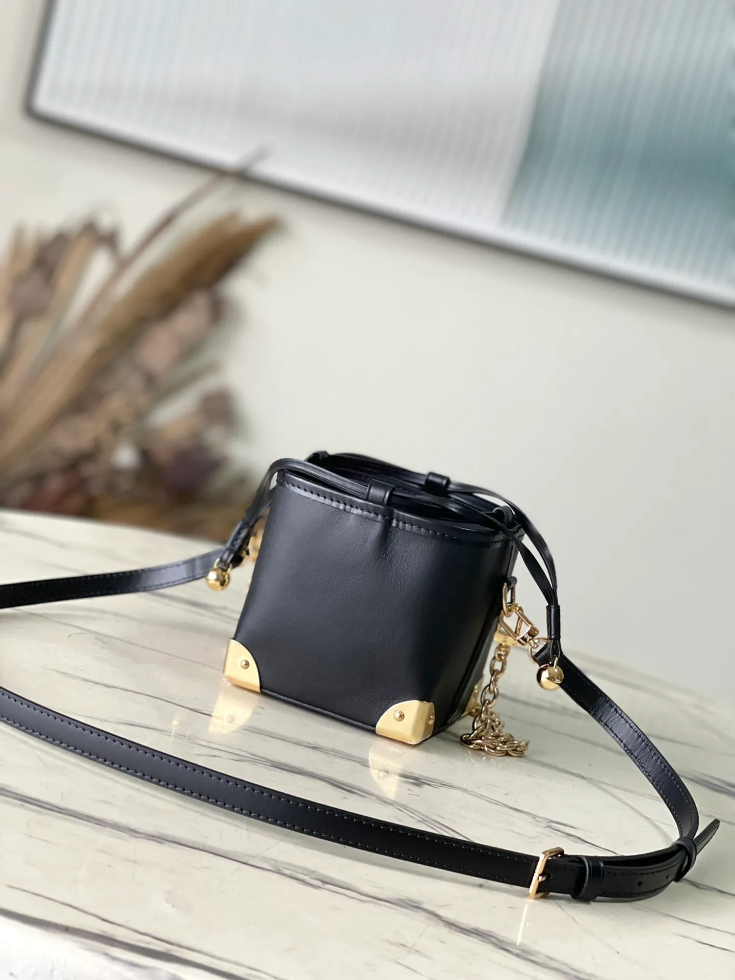💰900 (first layer of leather) top original order M82886 black leather mini bucket bag siomai bag series Zjs jh Online Only Modern and sophisticated Noeps presented in Monogram Reverse canvas material A project specially made by designer Nicola Jaskier to commemorate the fashion show held in South Korea A compact design reminiscent of the traditional Korean pocket "luck bag" that symbolizes good fortune Detailed features that have the inherent sensibility of the house, such as the L* hoop and trunk-inspired metal corners. A luxurious bag suitable for everyday looks and evening wear. As a limited edition. A product that can only be purchased online now. Size: 11.5 x 11.5 x 11.5cm