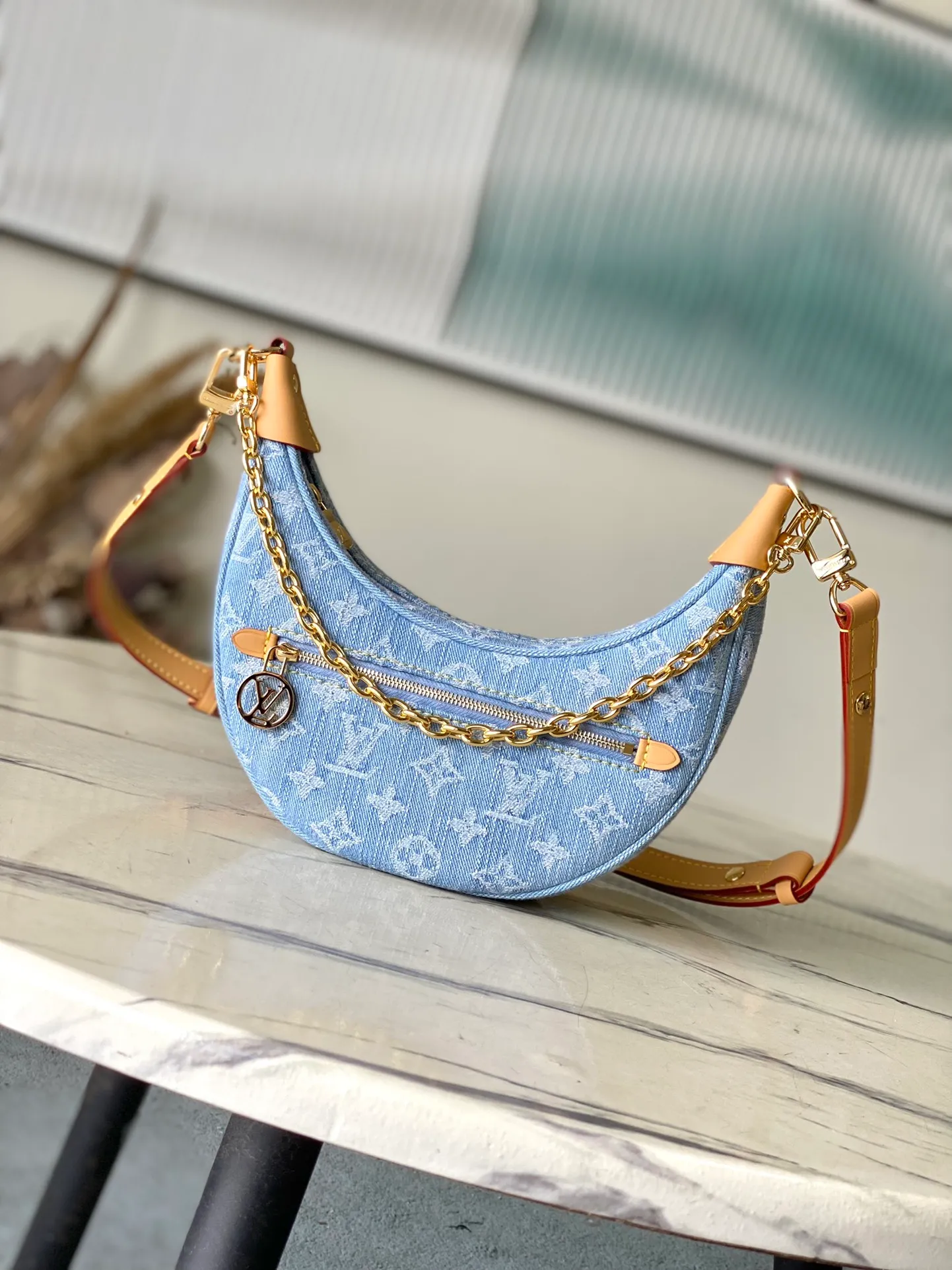 💰960 Top Original Order M24846 This small Loop handbag is made of Monogram Denim Gx fabric to highlight the summer trend, and the leather corners are used to define the half-moon silhouette. The zippered front pocket provides easy access to all your essentials on the go, and you can fasten the chain or adjustable leather shoulder strap to explore more carrying options. Dimensions: 23 × 13 × 6 cm