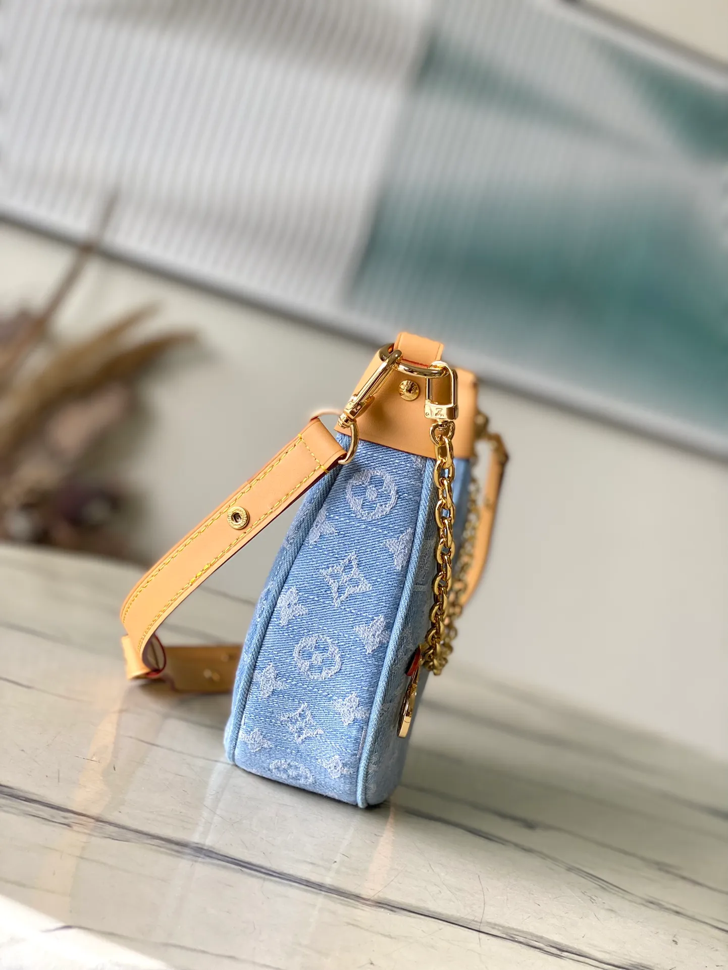 💰960 Top Original Order M24846 This small Loop handbag is made of Monogram Denim Gx fabric to highlight the summer trend, and the leather corners are used to define the half-moon silhouette. The zippered front pocket provides easy access to all your essentials on the go, and you can fasten the chain or adjustable leather shoulder strap to explore more carrying options. Dimensions: 23 × 13 × 6 cm