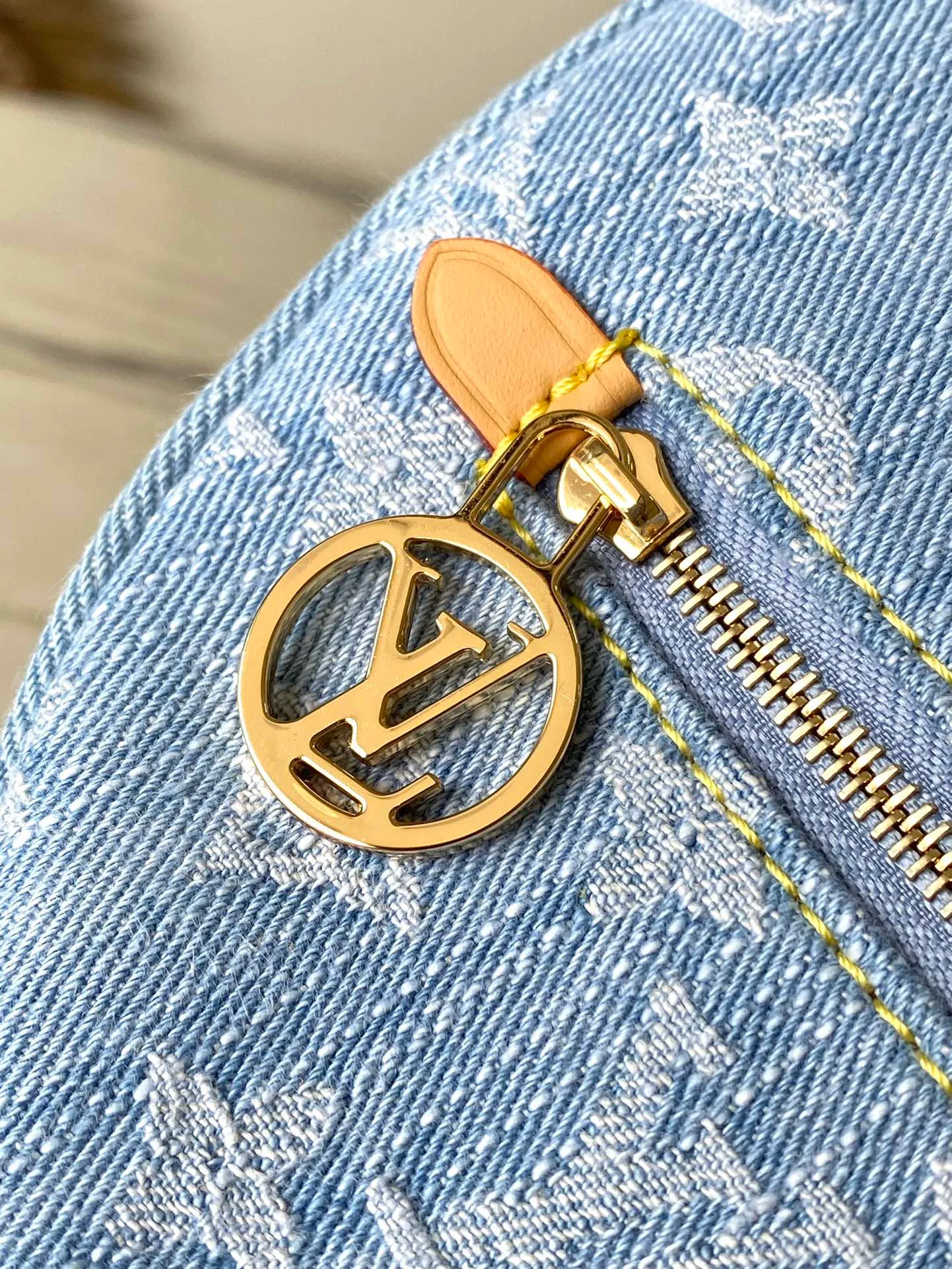💰960 Top Original Order M24846 This small Loop handbag is made of Monogram Denim Gx fabric to highlight the summer trend, and the leather corners are used to define the half-moon silhouette. The zippered front pocket provides easy access to all your essentials on the go, and you can fasten the chain or adjustable leather shoulder strap to explore more carrying options. Dimensions: 23 × 13 × 6 cm