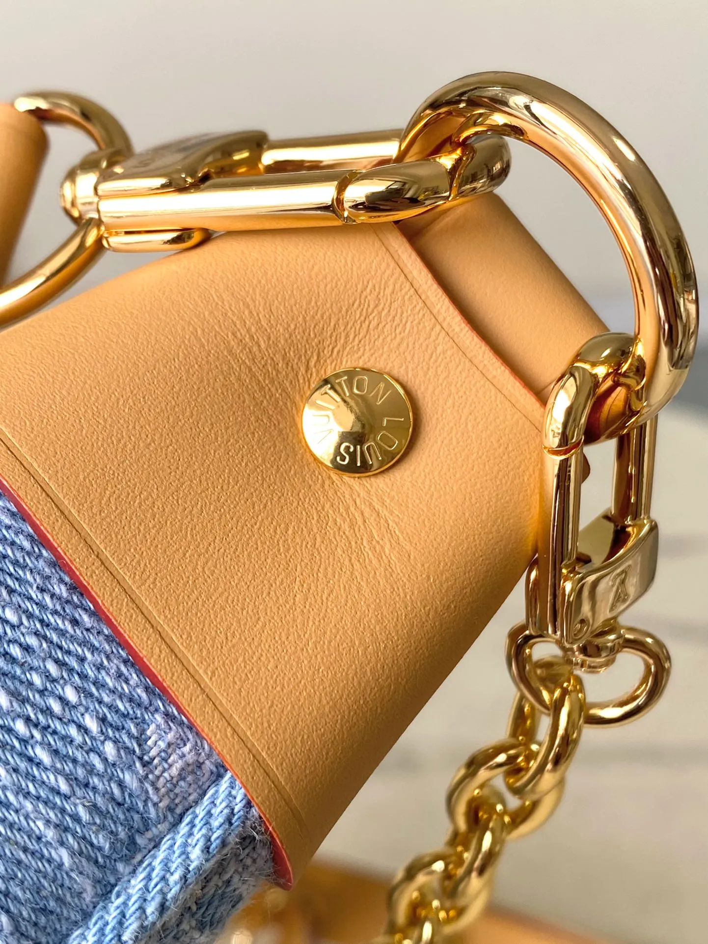 💰960 Top Original Order M24846 This small Loop handbag is made of Monogram Denim Gx fabric to highlight the summer trend, and the leather corners are used to define the half-moon silhouette. The zippered front pocket provides easy access to all your essentials on the go, and you can fasten the chain or adjustable leather shoulder strap to explore more carrying options. Dimensions: 23 × 13 × 6 cm