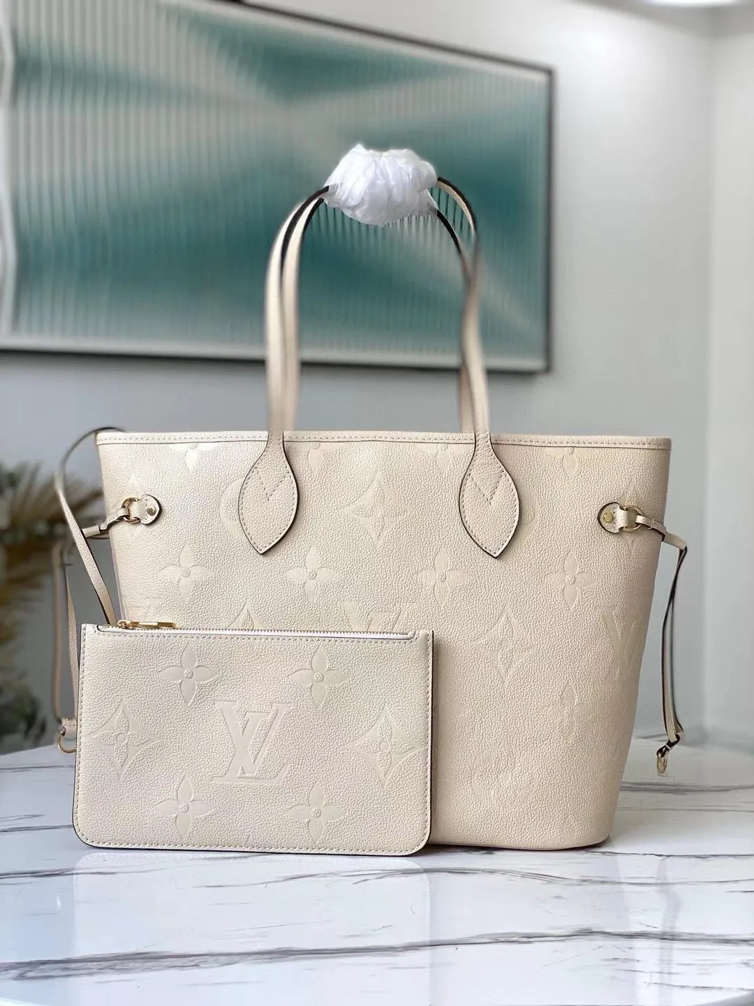 💰1180 (top layer leather) Overseas top original order M45684 Cream White This Neverfull medium handbag is made of Monogram Empreinte soft embossed leather. Tighten the straps on both sides, and the ample capacity can also be transformed into a compact urban handbag; the long handle allows you to switch between shoulder and elbow carry. Dimensions: 31 x 28 x 14 cm