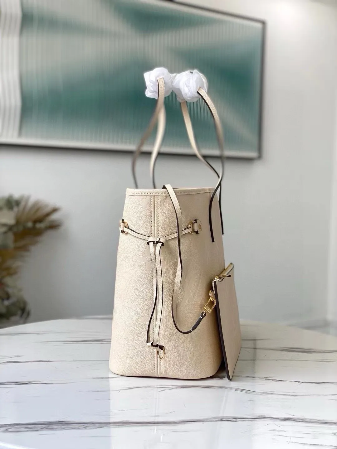 💰1180 (top layer leather) Overseas top original order M45684 Cream White This Neverfull medium handbag is made of Monogram Empreinte soft embossed leather. Tighten the straps on both sides, and the ample capacity can also be transformed into a compact urban handbag; the long handle allows you to switch between shoulder and elbow carry. Dimensions: 31 x 28 x 14 cm