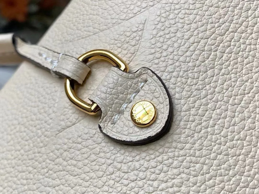 💰1180 (top layer leather) Overseas top original order M45684 Cream White This Neverfull medium handbag is made of Monogram Empreinte soft embossed leather. Tighten the straps on both sides, and the ample capacity can also be transformed into a compact urban handbag; the long handle allows you to switch between shoulder and elbow carry. Dimensions: 31 x 28 x 14 cm