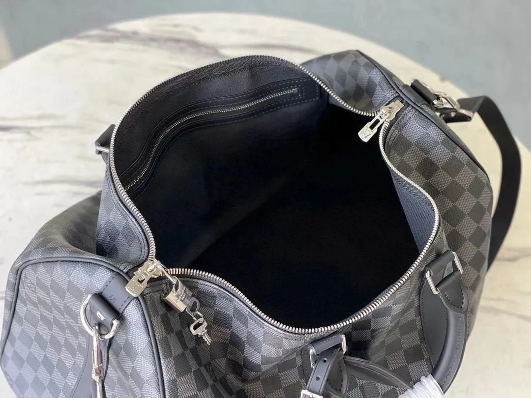 💰960 (size 45) top original order N41418 black grid with spacious capacity and flexible use. Durable, safe and reliable. Fashionable style, mature and stable. Features a secure double zipper and padlock, making it perfect for business or pleasure. Dimensions: 45 × 27 × 20 cm.