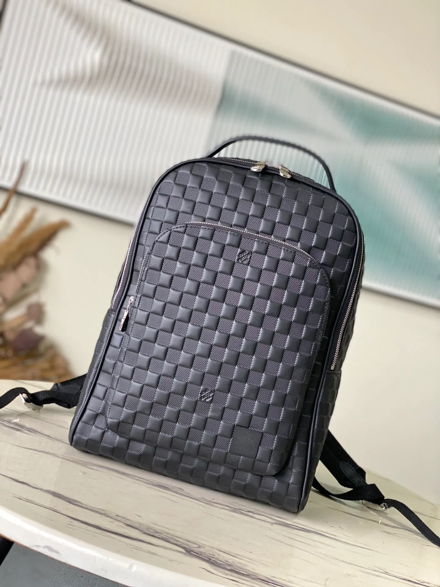 💰1380 (top layer leather) top original order N40501 full leather Awenue backpack is made of Damier Infini leather with a subtle checkerboard pattern, showing an elegant style in business and leisure occasions. The zipper opens the front pockets, main compartment and rear side with wide padding, and the top handle and shoulder strap allow for hand-carrying or shoulder-carrying options. Dimensions: 40 × 31 × 15 cm