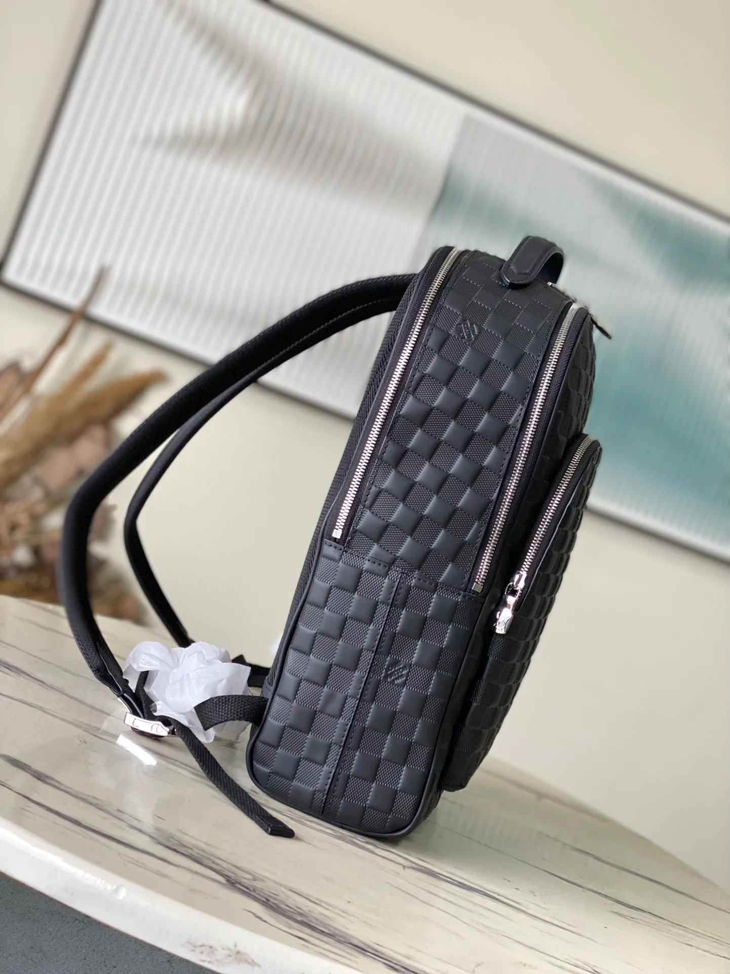 💰1380 (top layer leather) top original order N40501 full leather Awenue backpack is made of Damier Infini leather with a subtle checkerboard pattern, showing an elegant style in business and leisure occasions. The zipper opens the front pockets, main compartment and rear side with wide padding, and the top handle and shoulder strap allow for hand-carrying or shoulder-carrying options. Dimensions: 40 × 31 × 15 cm