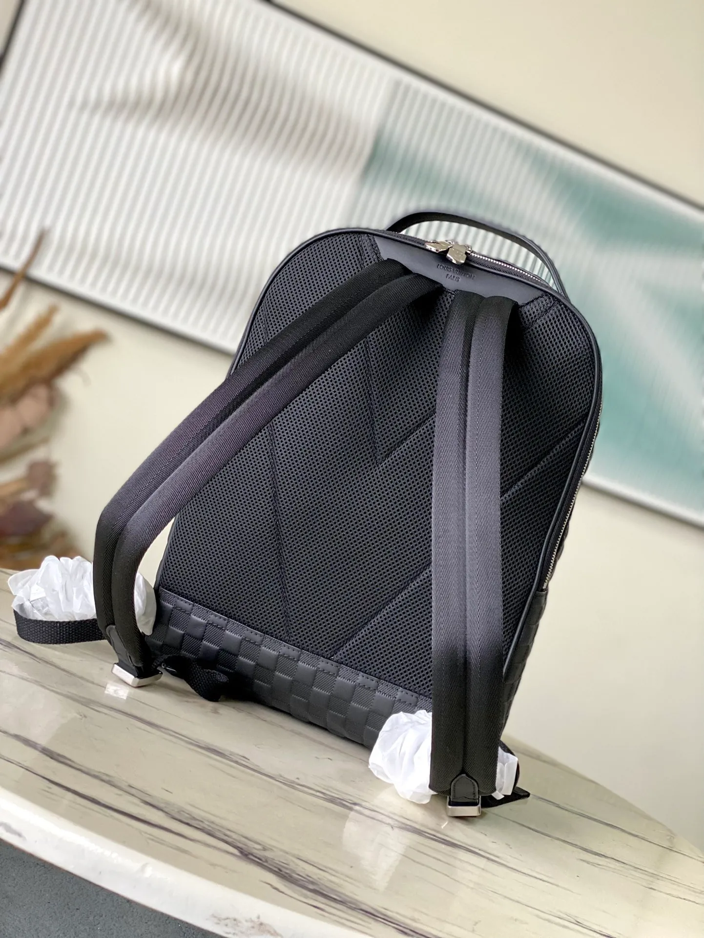 💰1380 (top layer leather) top original order N40501 full leather Awenue backpack is made of Damier Infini leather with a subtle checkerboard pattern, showing an elegant style in business and leisure occasions. The zipper opens the front pockets, main compartment and rear side with wide padding, and the top handle and shoulder strap allow for hand-carrying or shoulder-carrying options. Dimensions: 40 × 31 × 15 cm
