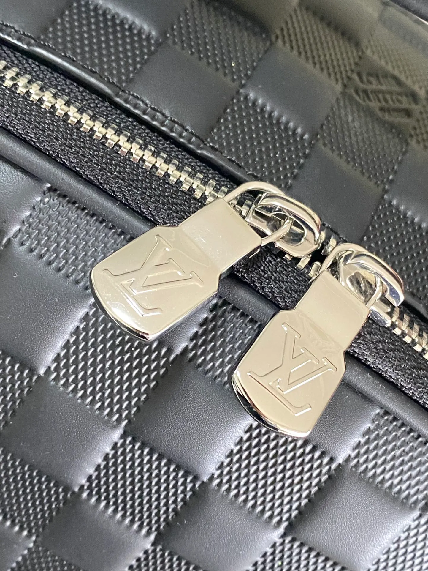 💰1380 (top layer leather) top original order N40501 full leather Awenue backpack is made of Damier Infini leather with a subtle checkerboard pattern, showing an elegant style in business and leisure occasions. The zipper opens the front pockets, main compartment and rear side with wide padding, and the top handle and shoulder strap allow for hand-carrying or shoulder-carrying options. Dimensions: 40 × 31 × 15 cm