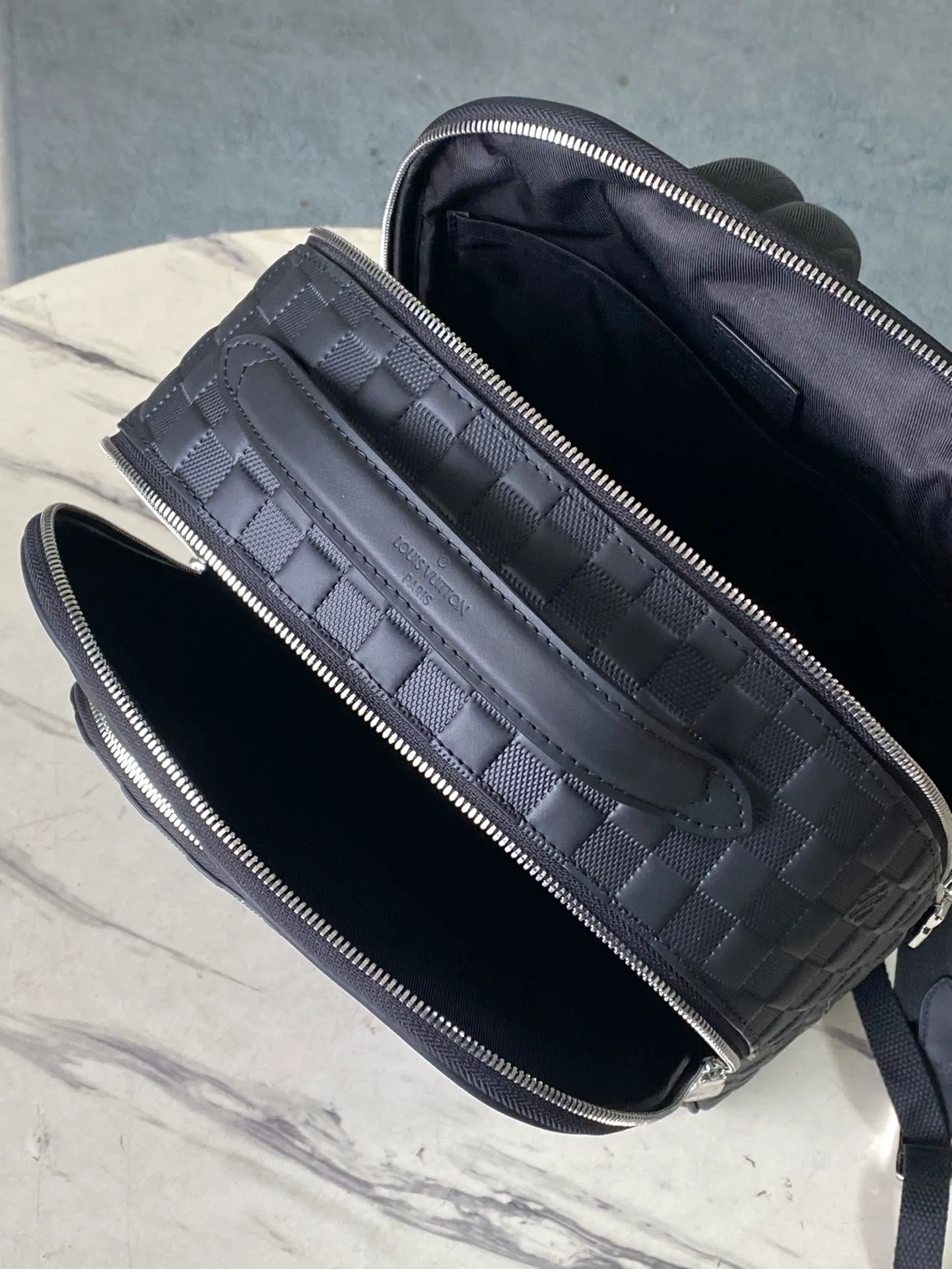 💰1380 (top layer leather) top original order N40501 full leather Awenue backpack is made of Damier Infini leather with a subtle checkerboard pattern, showing an elegant style in business and leisure occasions. The zipper opens the front pockets, main compartment and rear side with wide padding, and the top handle and shoulder strap allow for hand-carrying or shoulder-carrying options. Dimensions: 40 × 31 × 15 cm