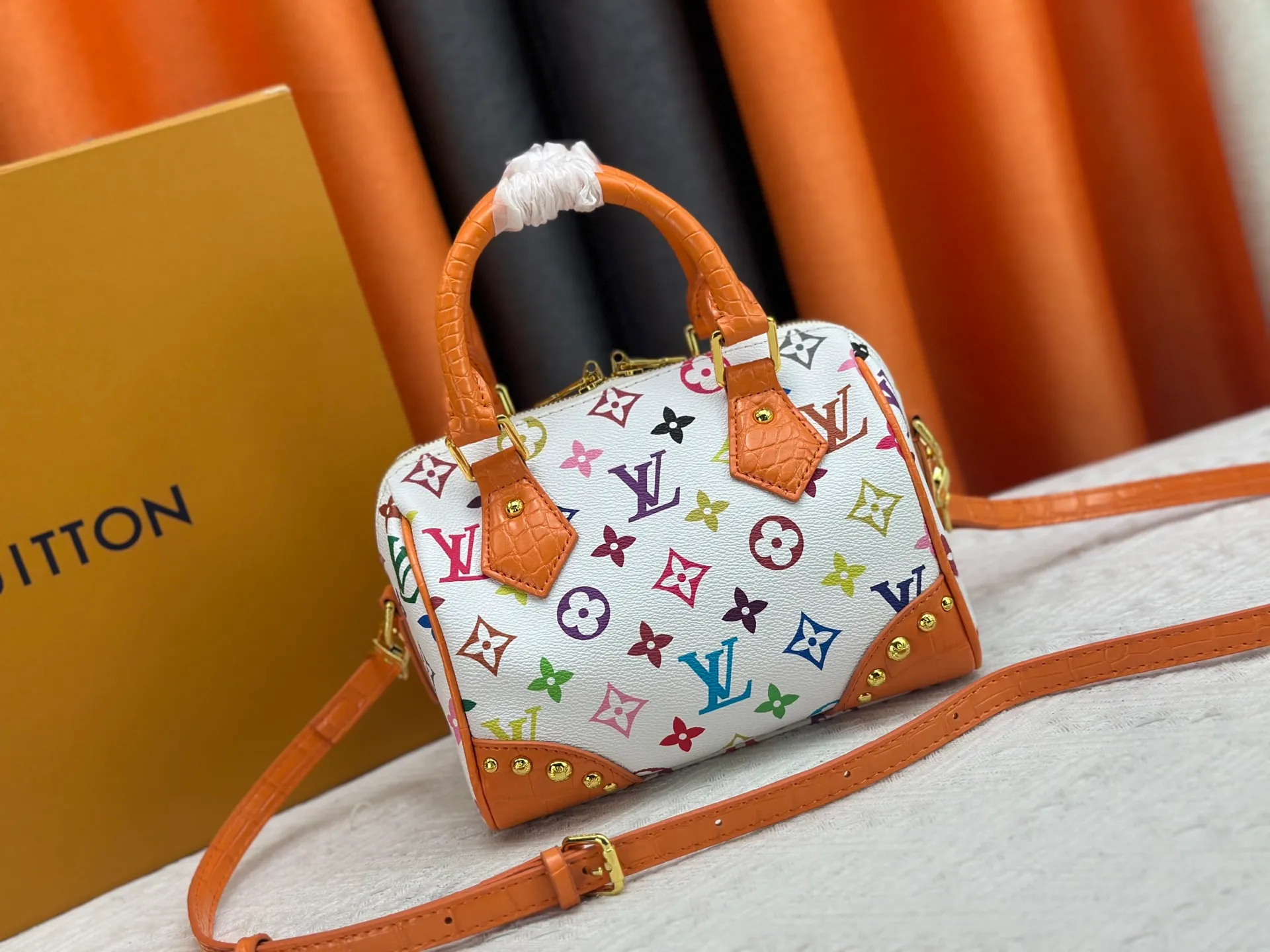 P260 Upgraded original crocodile pattern M13365 M58953 M46234 M46222 Speedy Bandoulière 20 handbag is made of soft coated canvas, and the full-length Monogram pattern is traced in colorful rainbow tones, highlighting the smart style of the Louis Vuitton x Murakami reissue series. The Toron handle and detachable shoulder strap are constructed of cow leather, the metal corners recall classic luggage elements, and the bow-shaped key bag and padlock add brand touches. Dimensions: 20.5 x 13.5 x 12.0 cm (length x height x width)