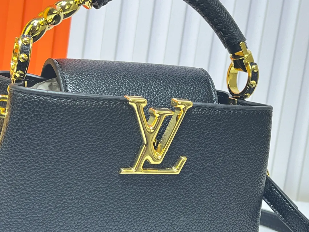 Batch 360💰Upgraded original M23943 M23944 M23945 M24698 M24989 This Capucines mini handbag incorporates exquisite Monogram flowers on the handle, presenting the three-dimensional look of the LV logo with delicate brushstrokes, injecting dazzling luster into the soft design. Full-grain Taurillon leather is designed to fit a smartphone, short wallet and other small essentials. Dimensions: Small 21.0 x 14.0 x 8.0 cm (L x H x W) Large 27x 17.5 x 9.0 cm (L x H x W)
