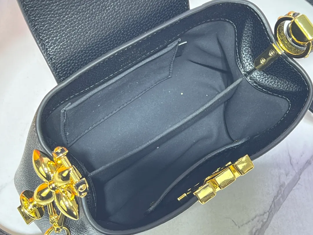 Batch 360💰Upgraded original M23943 M23944 M23945 M24698 M24989 This Capucines mini handbag incorporates exquisite Monogram flowers on the handle, presenting the three-dimensional look of the LV logo with delicate brushstrokes, injecting dazzling luster into the soft design. Full-grain Taurillon leather is designed to fit a smartphone, short wallet and other small essentials. Dimensions: Small 21.0 x 14.0 x 8.0 cm (L x H x W) Large 27x 17.5 x 9.0 cm (L x H x W)