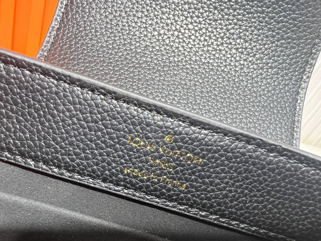 Batch 360💰Upgraded original M23943 M23944 M23945 M24698 M24989 This Capucines mini handbag incorporates exquisite Monogram flowers on the handle, presenting the three-dimensional look of the LV logo with delicate brushstrokes, injecting dazzling luster into the soft design. Full-grain Taurillon leather is designed to fit a smartphone, short wallet and other small essentials. Dimensions: Small 21.0 x 14.0 x 8.0 cm (L x H x W) Large 27x 17.5 x 9.0 cm (L x H x W)