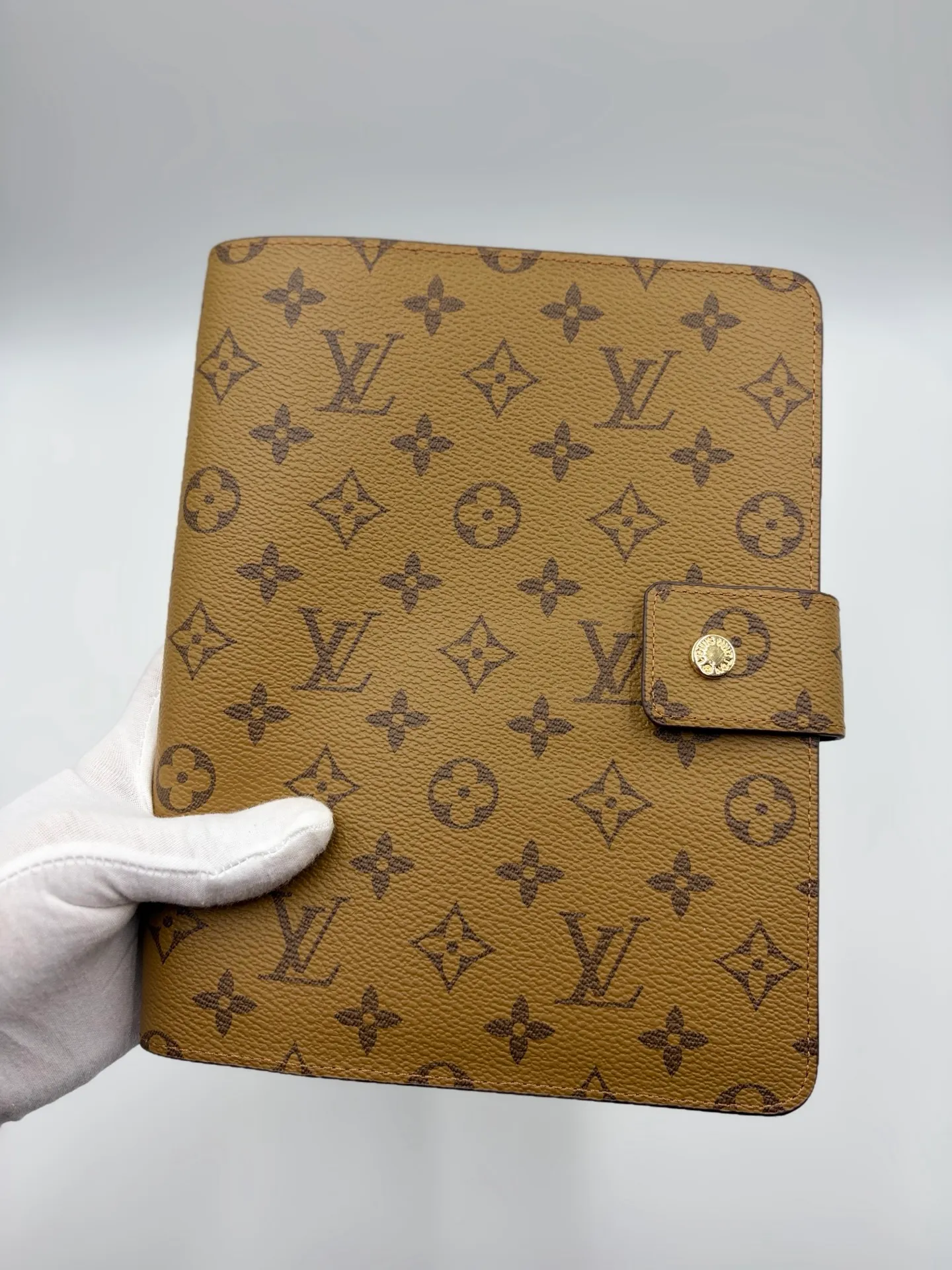 2026 hot model shipped, model M20002❤️This small notepad cover is made of Monogram canvas, can hold three credit cards, and can also be used as an address book, notebook or calendar. 18 x 23 cm (Length x Height) - Epi leather embossed with delicate LV initials and interlaced textured leather lining - Button closure - Six-ring binder with three rings in a set, six credit card slots and two internal compartments - Notepad insert available separately 👉