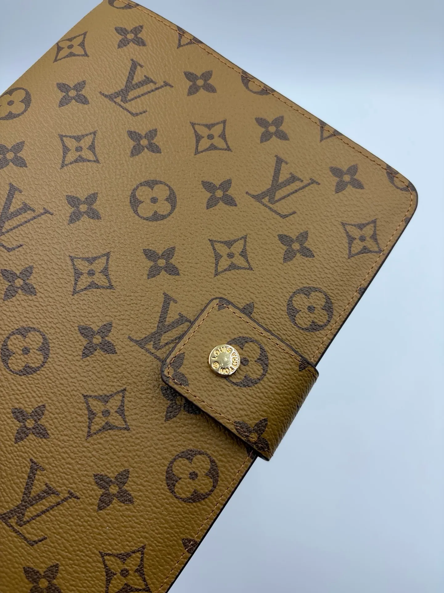 2026 hot model shipped, model M20002❤️This small notepad cover is made of Monogram canvas, can hold three credit cards, and can also be used as an address book, notebook or calendar. 18 x 23 cm (Length x Height) - Epi leather embossed with delicate LV initials and interlaced textured leather lining - Button closure - Six-ring binder with three rings in a set, six credit card slots and two internal compartments - Notepad insert available separately 👉