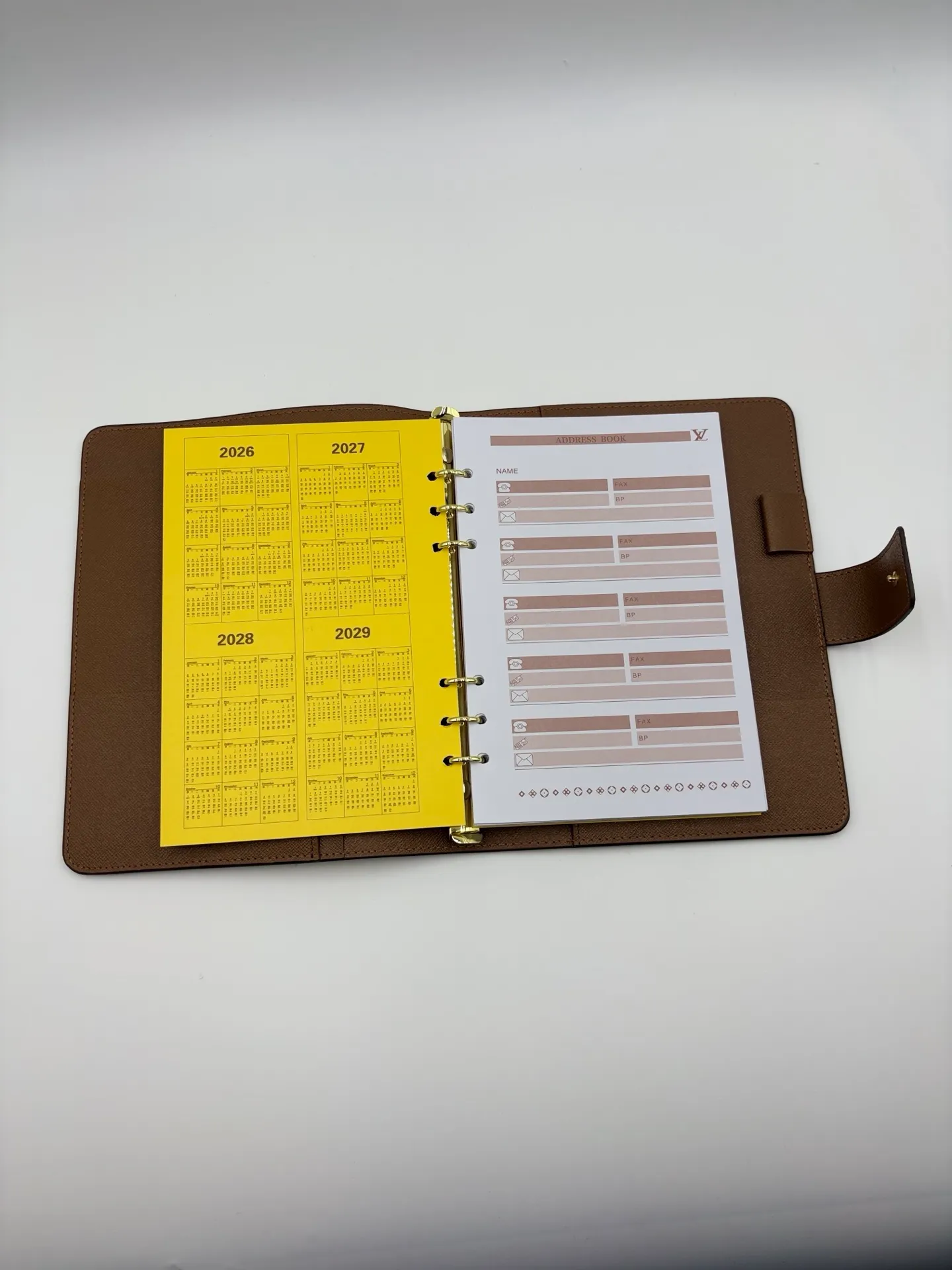 2026 hot model shipped, model M20002❤️This small notepad cover is made of Monogram canvas, can hold three credit cards, and can also be used as an address book, notebook or calendar. 18 x 23 cm (Length x Height) - Epi leather embossed with delicate LV initials and interlaced textured leather lining - Button closure - Six-ring binder with three rings in a set, six credit card slots and two internal compartments - Notepad insert available separately 👉