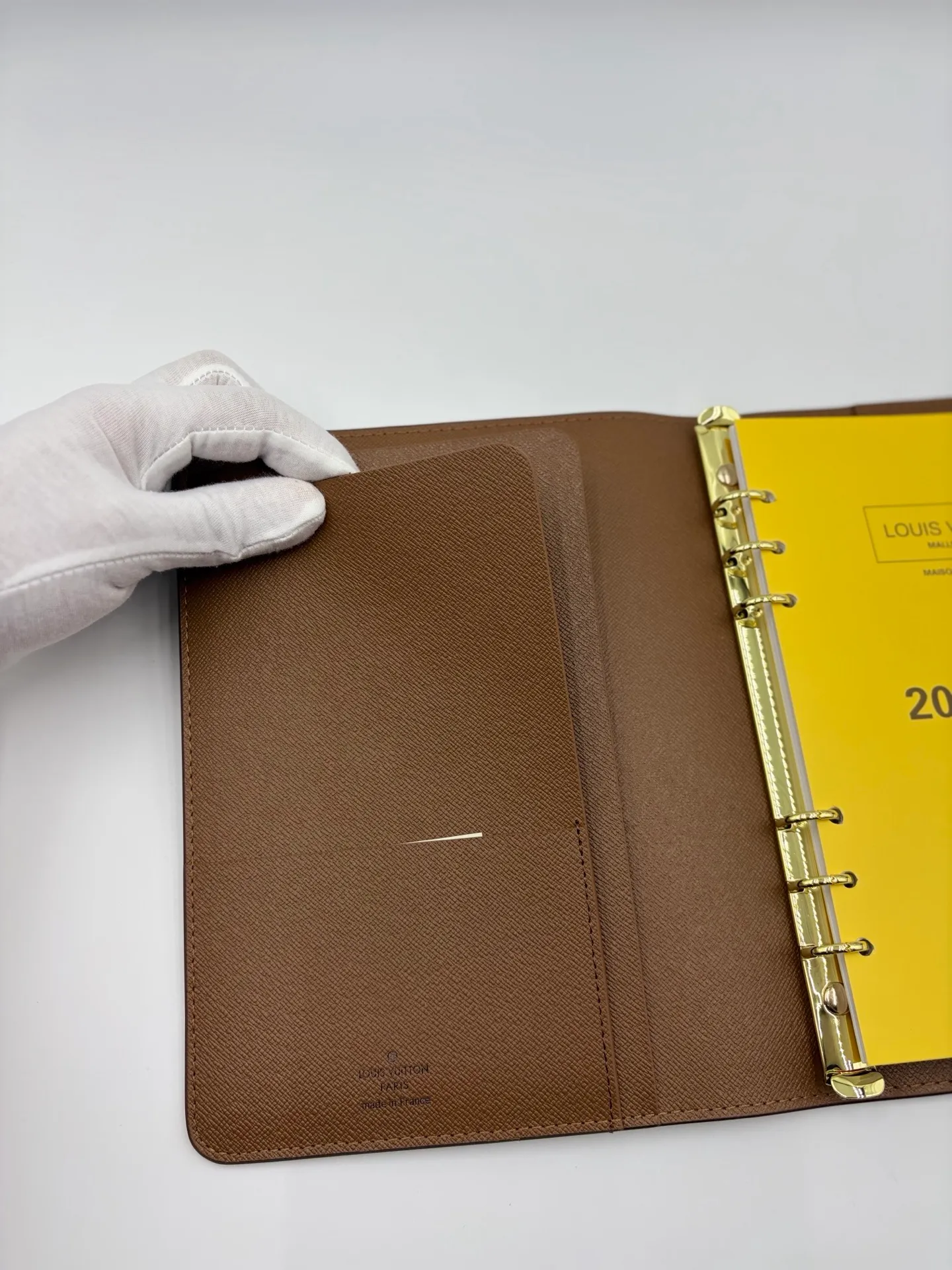 2026 hot model shipped, model M20002❤️This small notepad cover is made of Monogram canvas, can hold three credit cards, and can also be used as an address book, notebook or calendar. 18 x 23 cm (Length x Height) - Epi leather embossed with delicate LV initials and interlaced textured leather lining - Button closure - Six-ring binder with three rings in a set, six credit card slots and two internal compartments - Notepad insert available separately 👉
