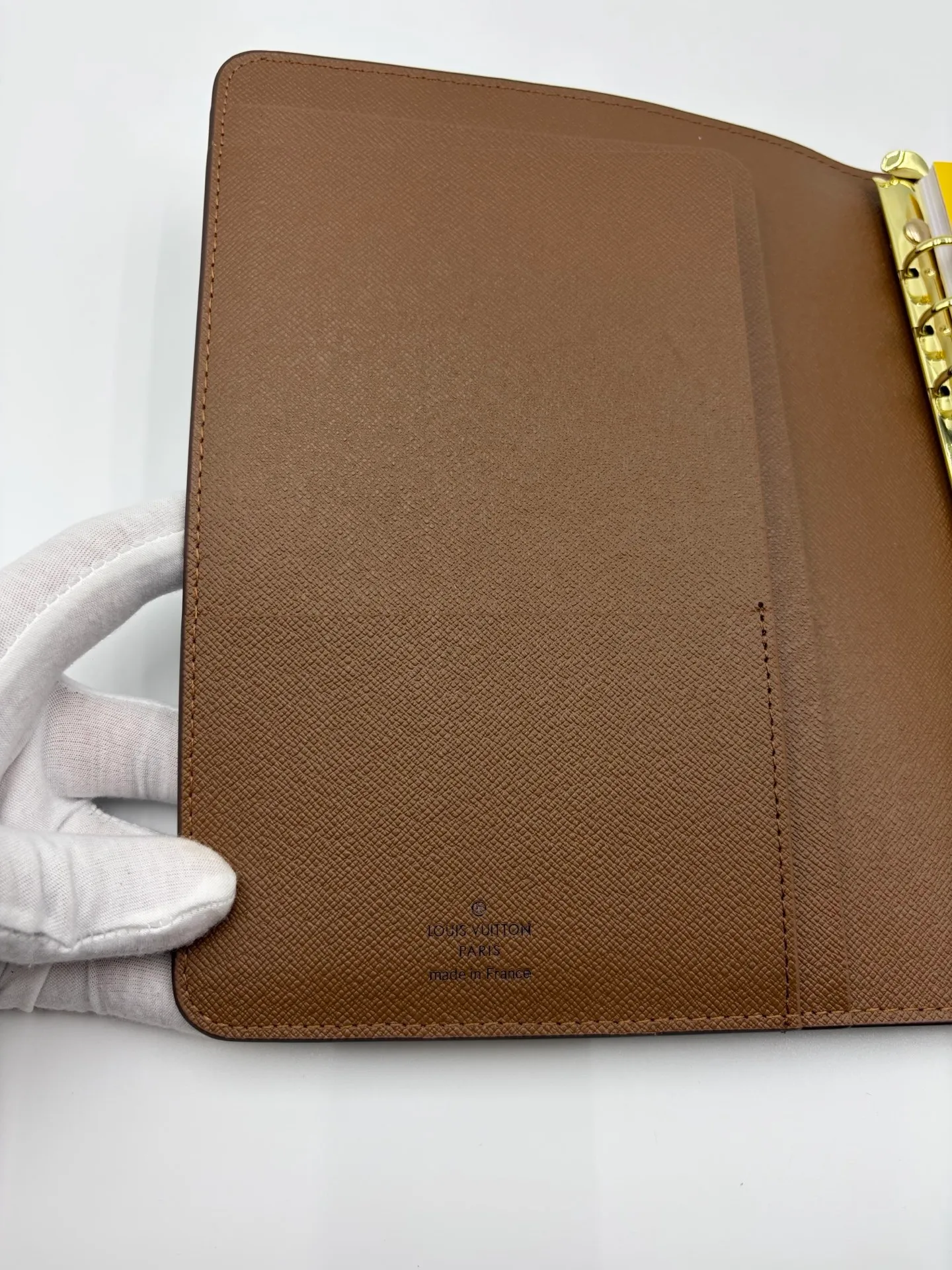2026 hot model shipped, model M20002❤️This small notepad cover is made of Monogram canvas, can hold three credit cards, and can also be used as an address book, notebook or calendar. 18 x 23 cm (Length x Height) - Epi leather embossed with delicate LV initials and interlaced textured leather lining - Button closure - Six-ring binder with three rings in a set, six credit card slots and two internal compartments - Notepad insert available separately 👉