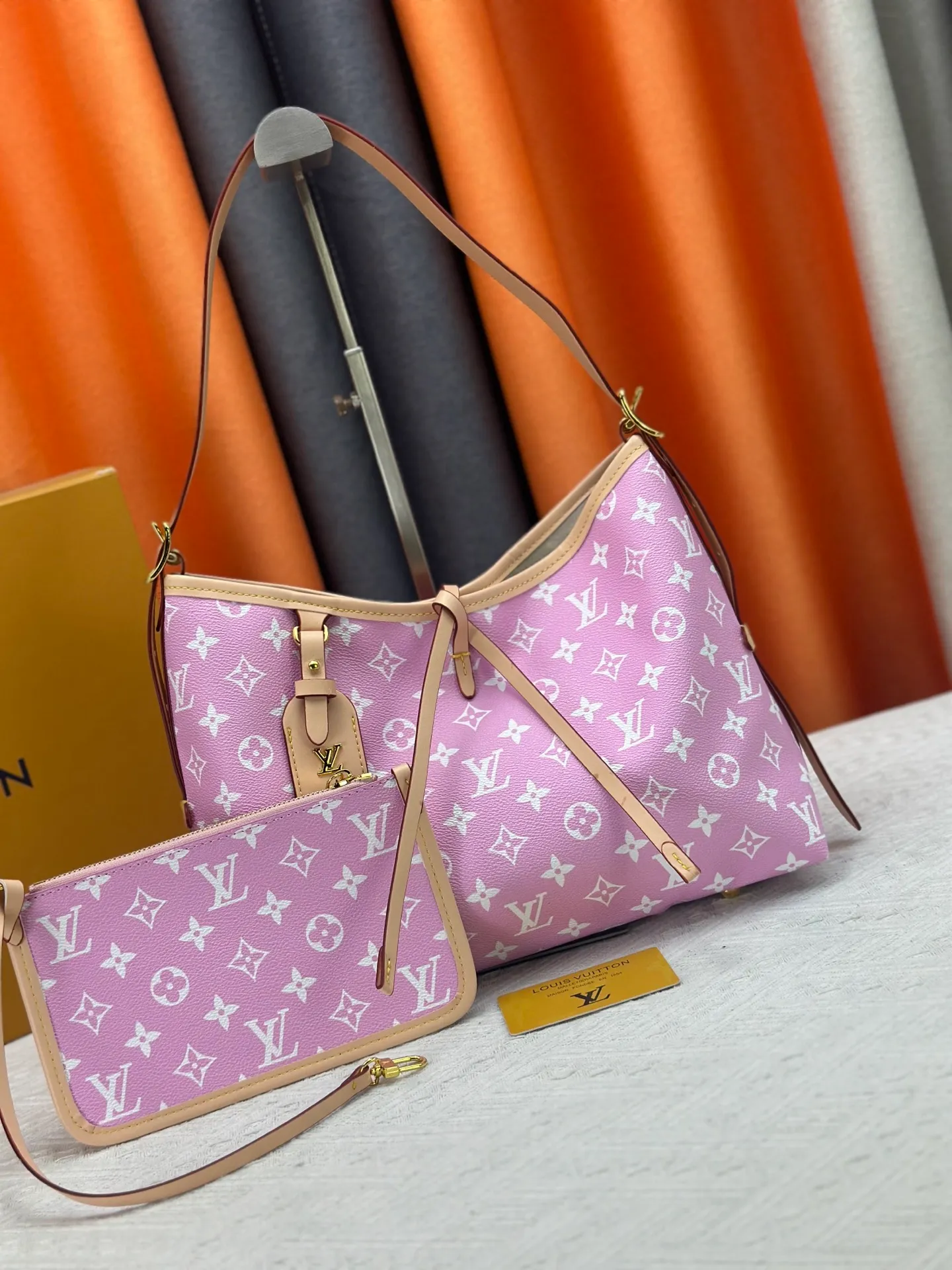 P280 upgraded original M24861 M25143 M46203 M46197 Colorful, legendary CarryAll medium handbag, with Monogram canvas and leather trimming to create a body-fitting design. There's a zipped pocket inside the ample space, and a detachable zipped clutch adds a functional element, with a buckle-adjustable handle. Small size: 29 x 24 x 12 cm,