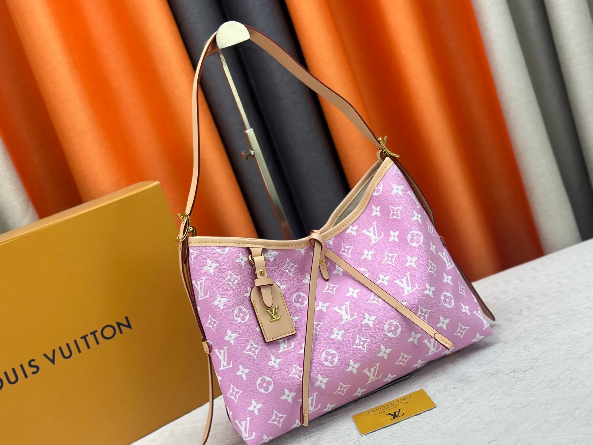 P280 upgraded original M24861 M25143 M46203 M46197 Colorful, legendary CarryAll medium handbag, with Monogram canvas and leather trimming to create a body-fitting design. There's a zipped pocket inside the ample space, and a detachable zipped clutch adds a functional element, with a buckle-adjustable handle. Small size: 29 x 24 x 12 cm,