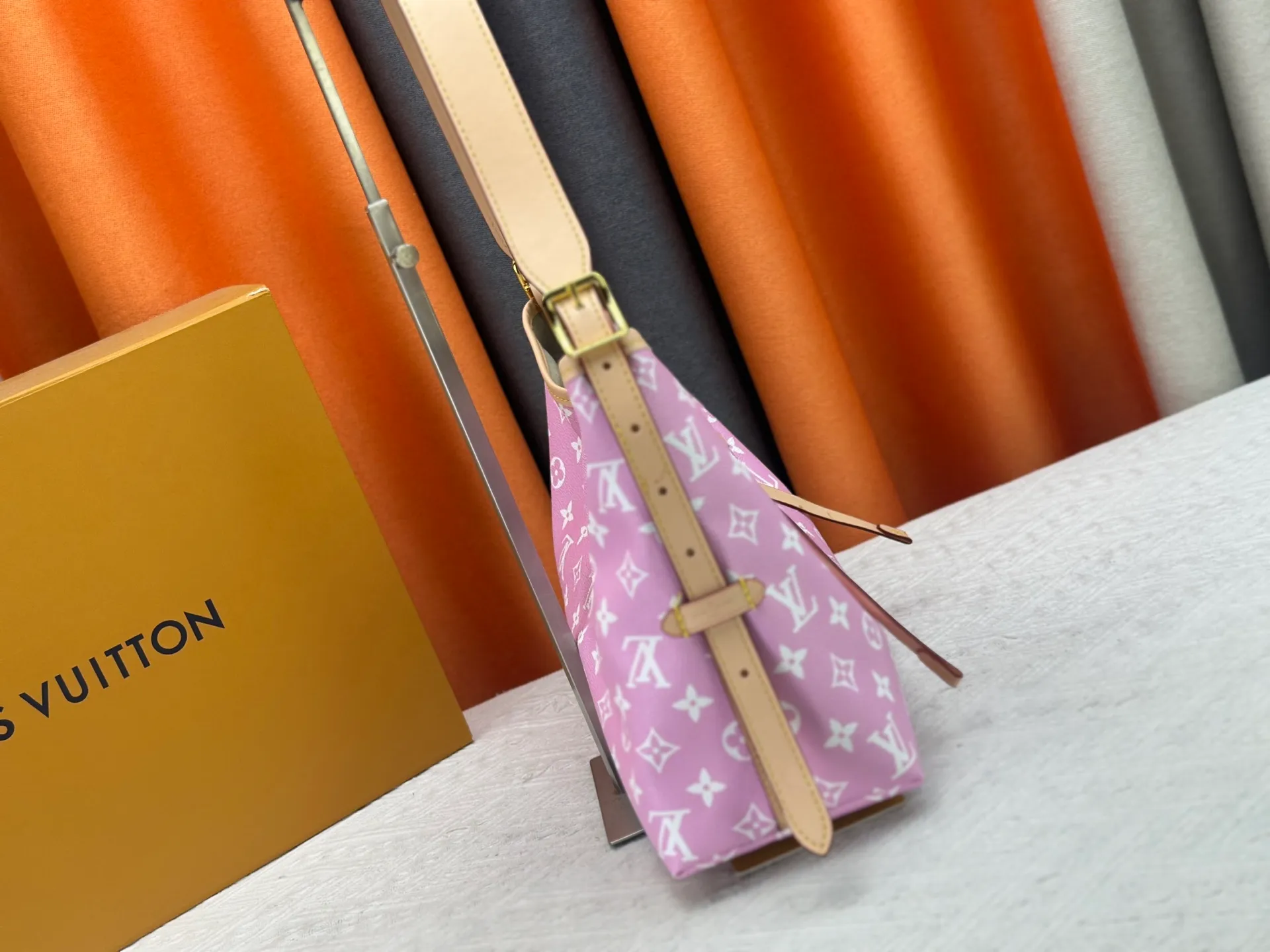P280 upgraded original M24861 M25143 M46203 M46197 Colorful, legendary CarryAll medium handbag, with Monogram canvas and leather trimming to create a body-fitting design. There's a zipped pocket inside the ample space, and a detachable zipped clutch adds a functional element, with a buckle-adjustable handle. Small size: 29 x 24 x 12 cm,