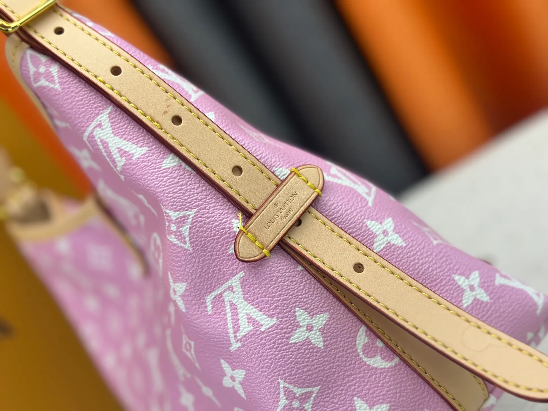 P280 upgraded original M24861 M25143 M46203 M46197 Colorful, legendary CarryAll medium handbag, with Monogram canvas and leather trimming to create a body-fitting design. There's a zipped pocket inside the ample space, and a detachable zipped clutch adds a functional element, with a buckle-adjustable handle. Small size: 29 x 24 x 12 cm,