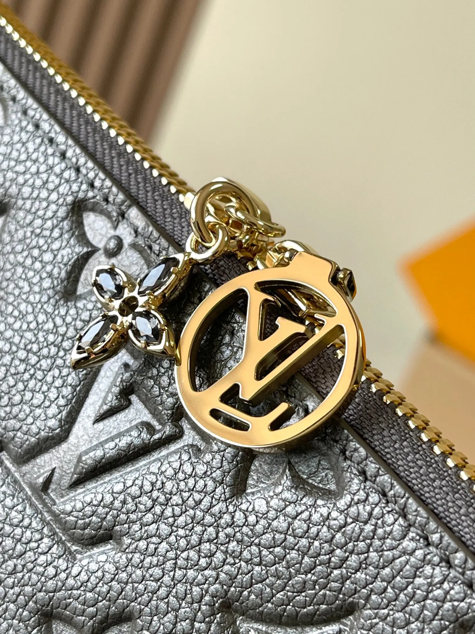 P2440 [Special Grade MB Original Leather] This Pochette Sèvres belongs to the LV ski series and is ready to shine in "shiny" gun metal tones. Model: M12174 gun color chip version Material: A-grade all-steel hardware, imported original fabric Packaging: full set of original factory duty-free MB packaging Size: 25*13*5CM